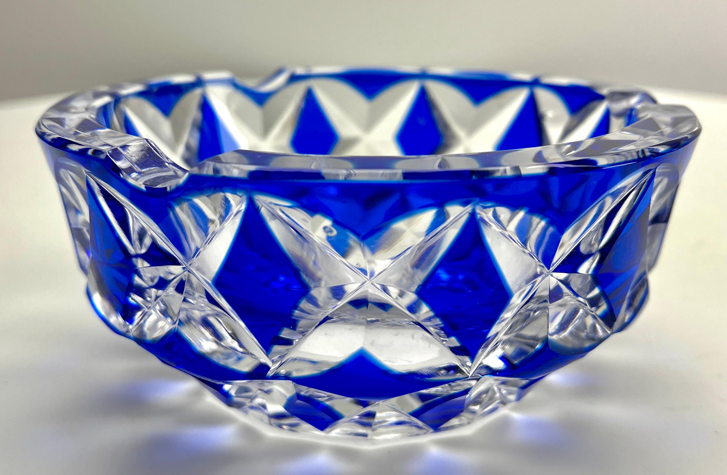 Val Saint Lambert Cobalt Blue Circular Crystal Ash-Tray, Handcut to Clear Signed In Good Condition For Sale In Verviers, BE
