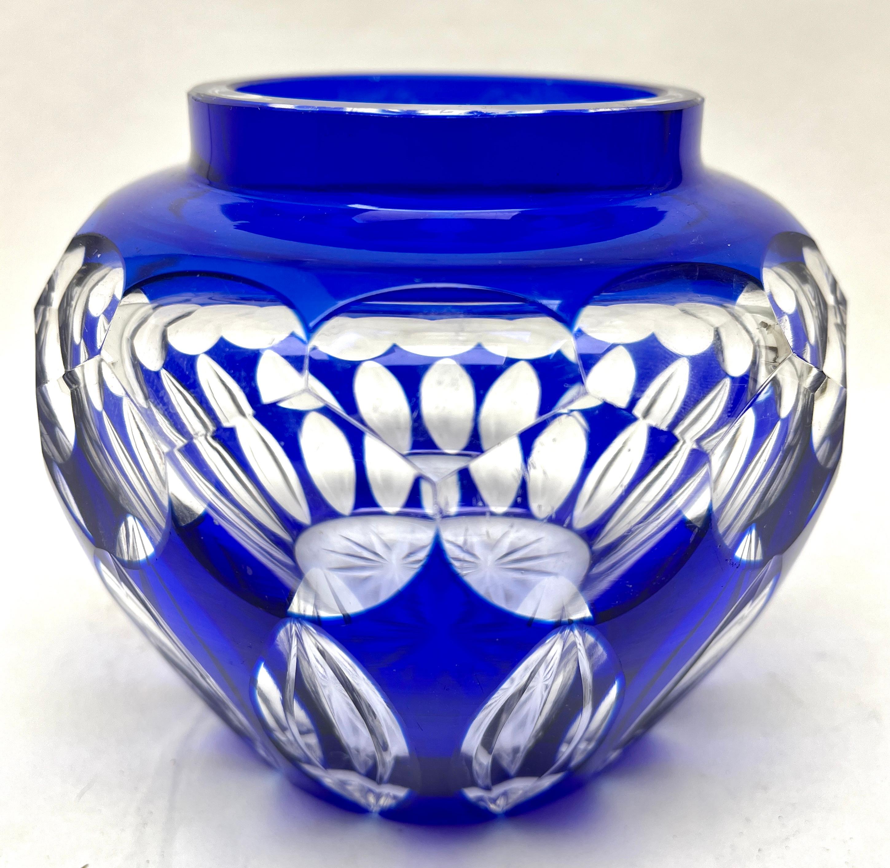 Mid-Century Modern Vase en cristal bleu cobalt Val Saint Lambert, coupé à la main, années 1950 en vente