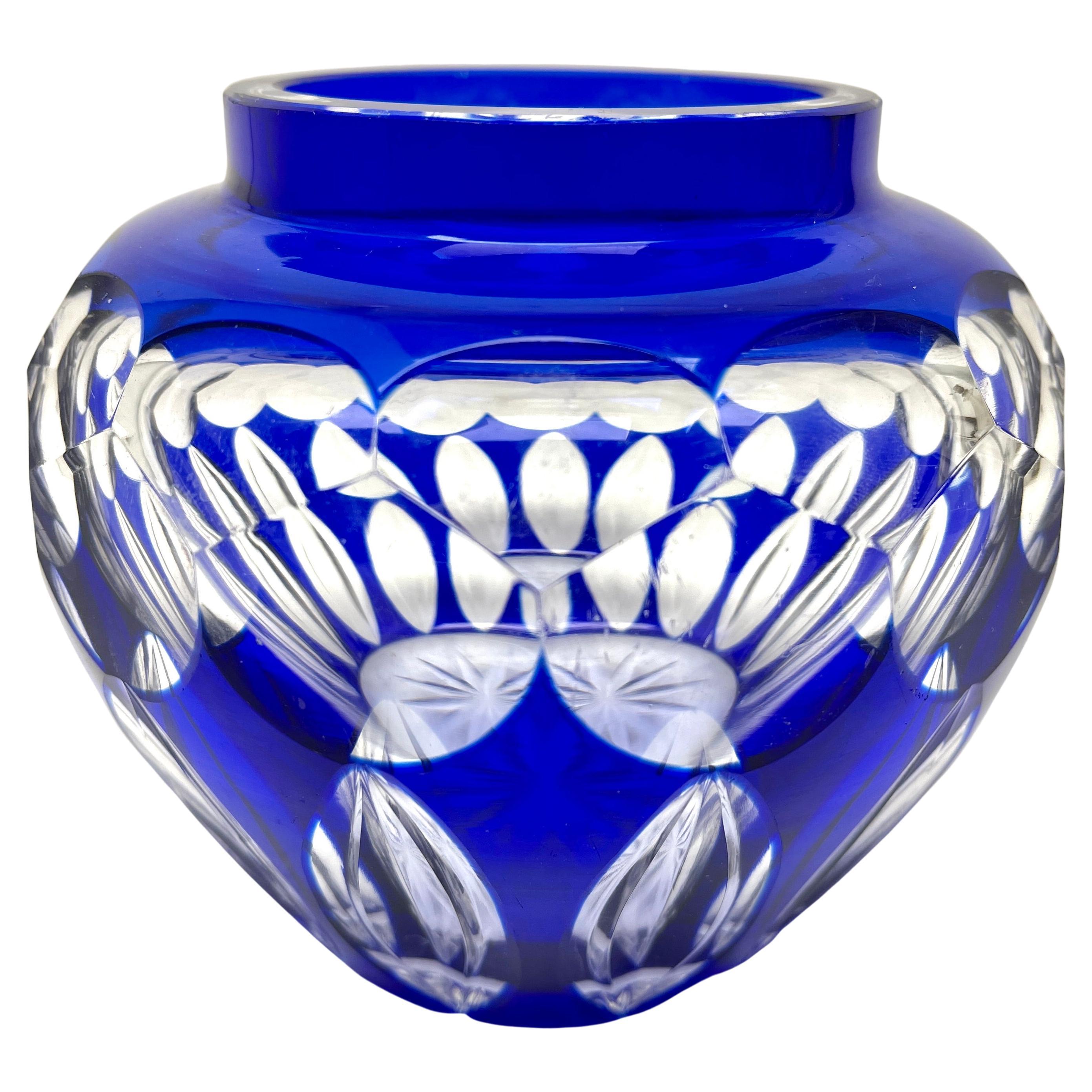 Vase en cristal bleu cobalt Val Saint Lambert, coupé à la main, années 1950