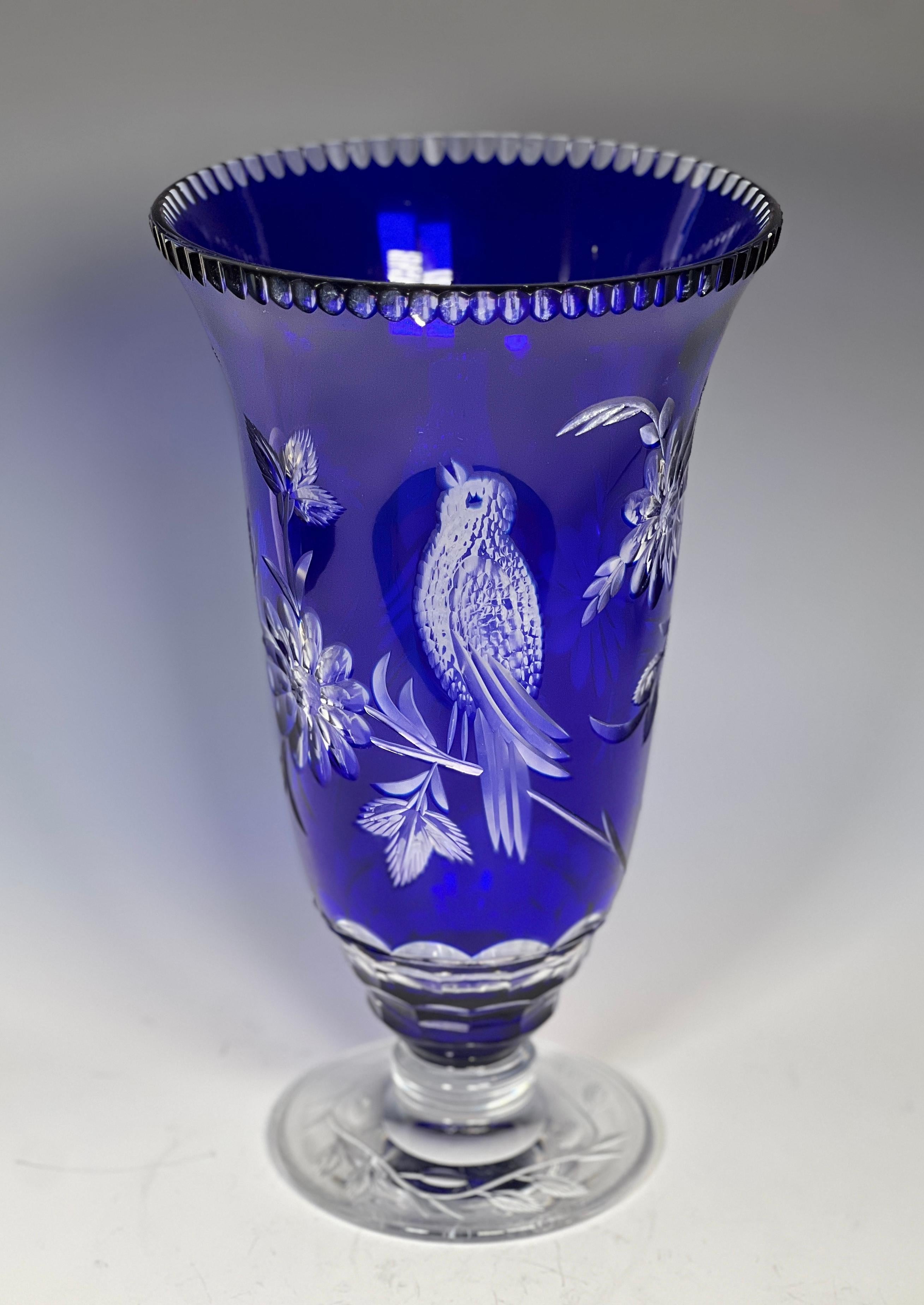 Este jarrón Val Saint Lambert es un raro ejemplo de un modelo que sólo se utilizaba para copas y muy probablemente un encargo personalizado. Es de cristal soplado a mano con superposición de azul cobalto tallado en transparente, y representa una