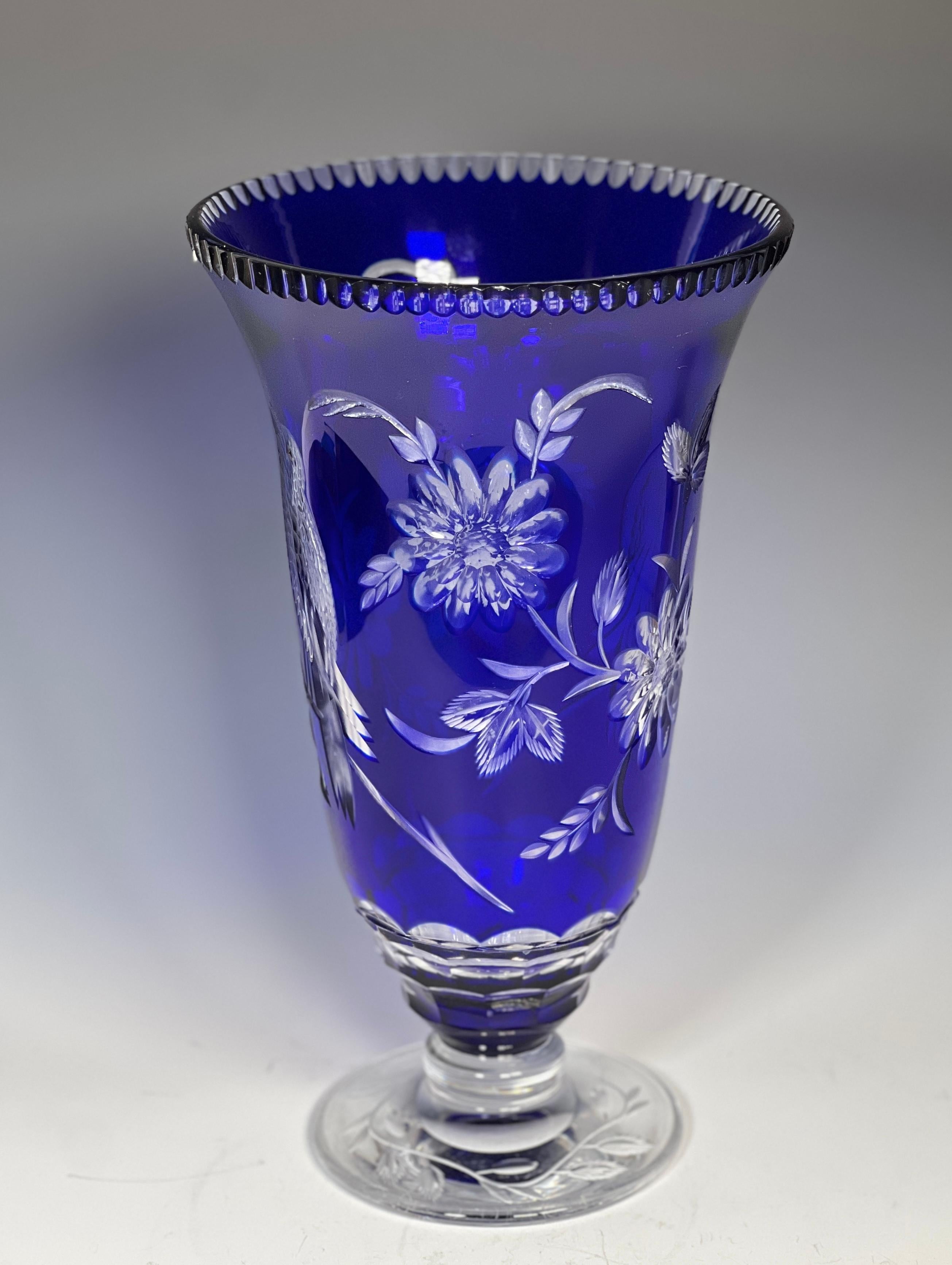 Kobaltblaue Vase mit Vögeln und Blumen aus klarem Kristall von Val Saint Lambert (Ästhetizismus) im Angebot