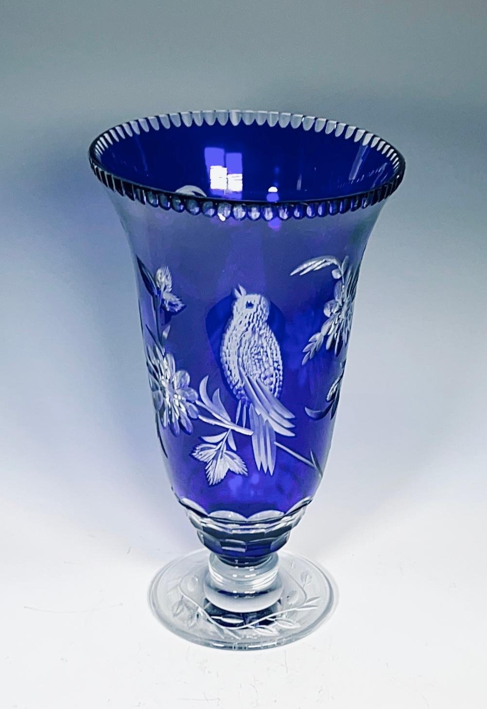 Kobaltblaue Vase mit Vögeln und Blumen aus klarem Kristall von Val Saint Lambert (Belgisch) im Angebot