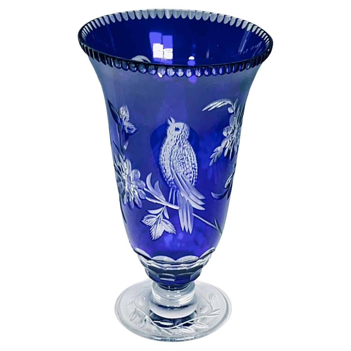 Vase Val Saint Lambert en cristal bleu cobalt taillé en clair Oiseaux et Fleurs