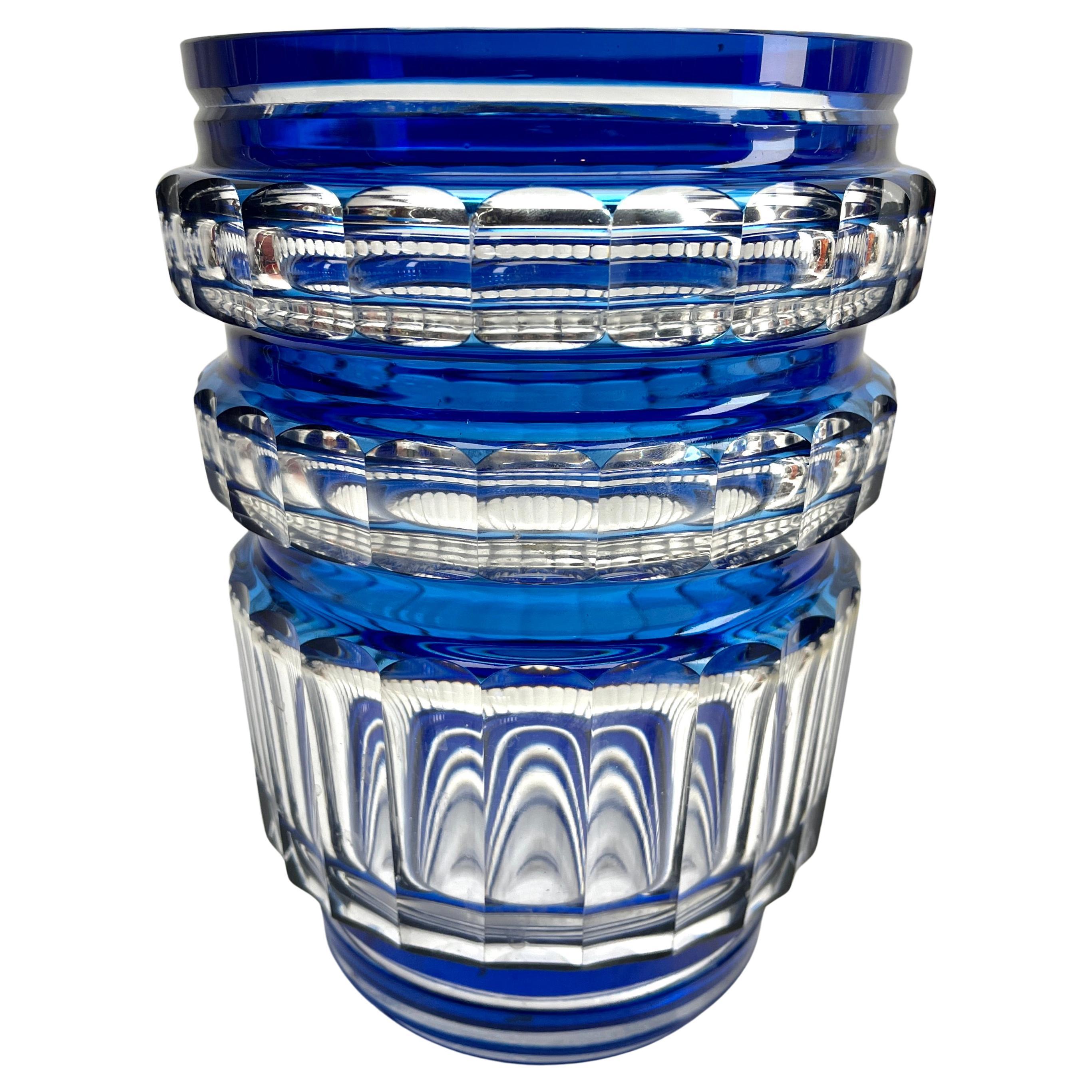 Vaso di cristallo Val Saint Lambert tagliato a misura, 
Bellissimo vaso circolare in cristallo di Val Saint Lambert, tagliato a mano e trasparente,
il vetro è spesso, profondamente e uniformemente tagliato,

Origine: Belgio in ottime condizioni.
La