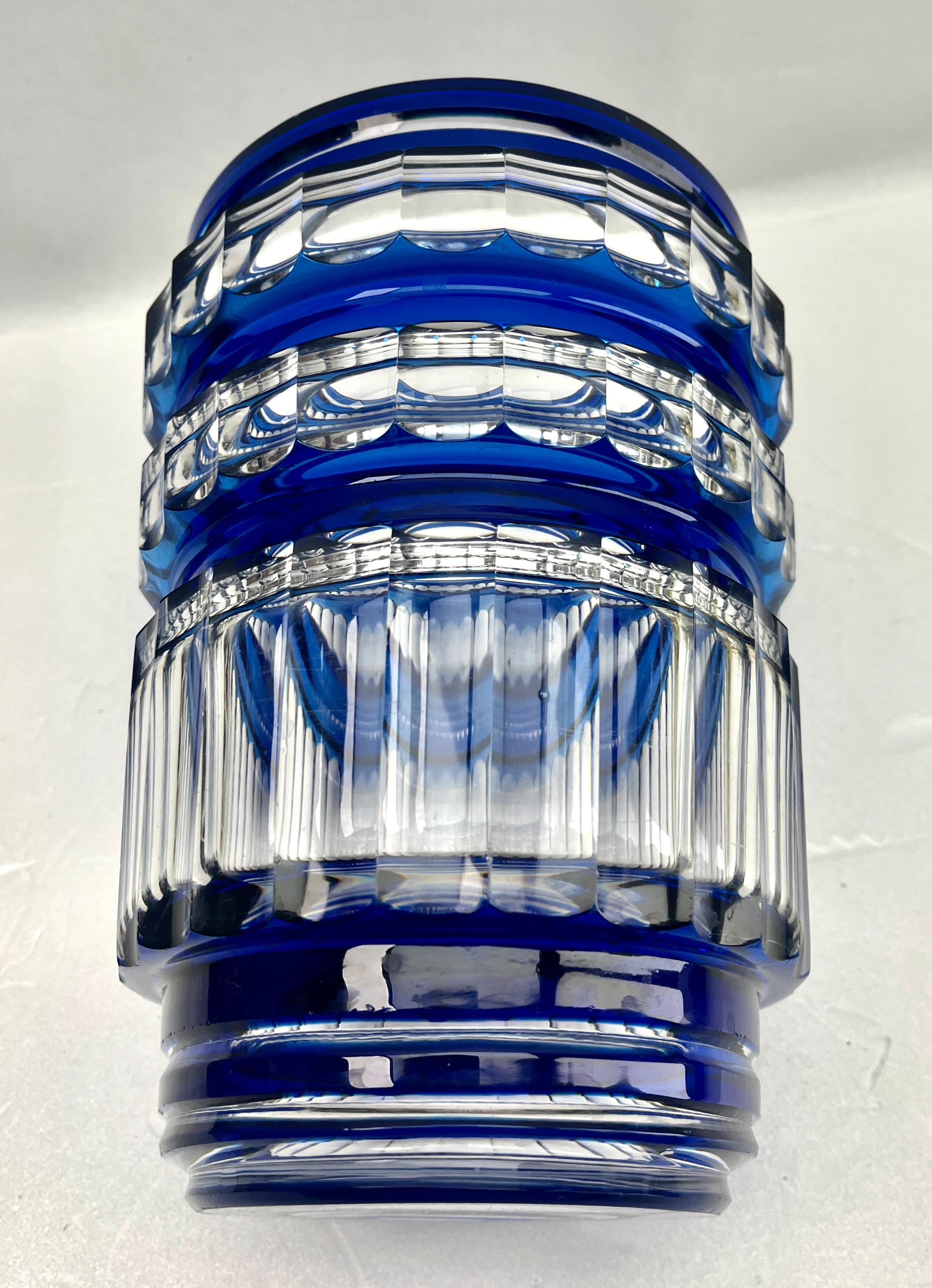 Art Déco Val Saint Lambert Vaso di cristallo blu cobalto tagliato a misura Belgio anni '50 in vendita