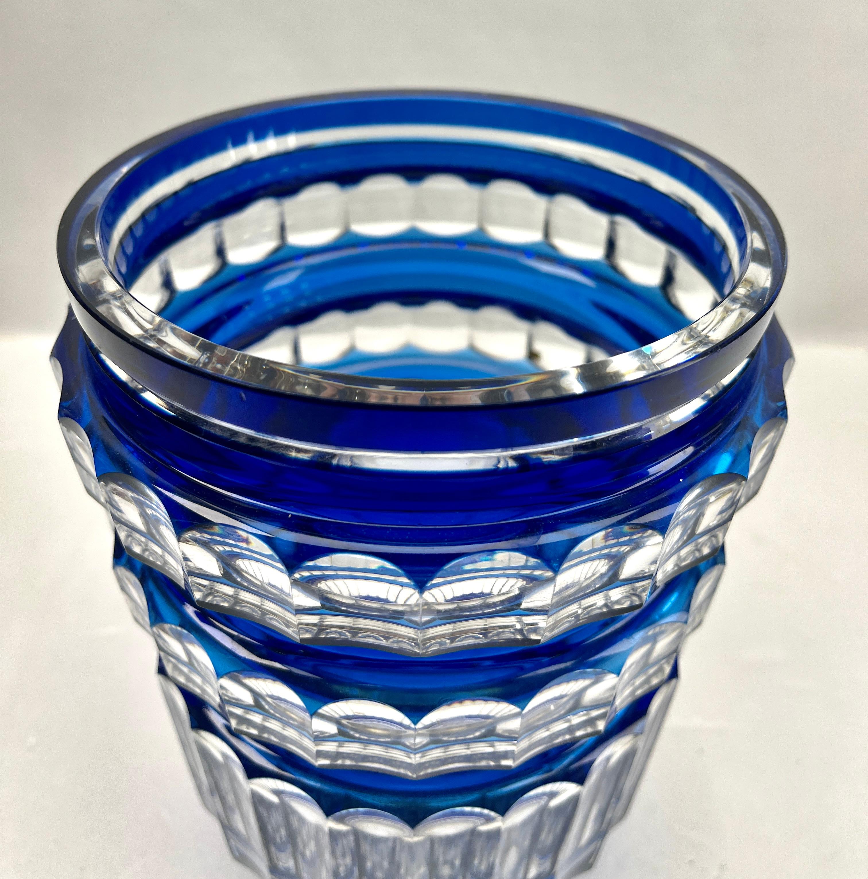 Metà XX secolo Val Saint Lambert Vaso di cristallo blu cobalto tagliato a misura Belgio anni '50 in vendita