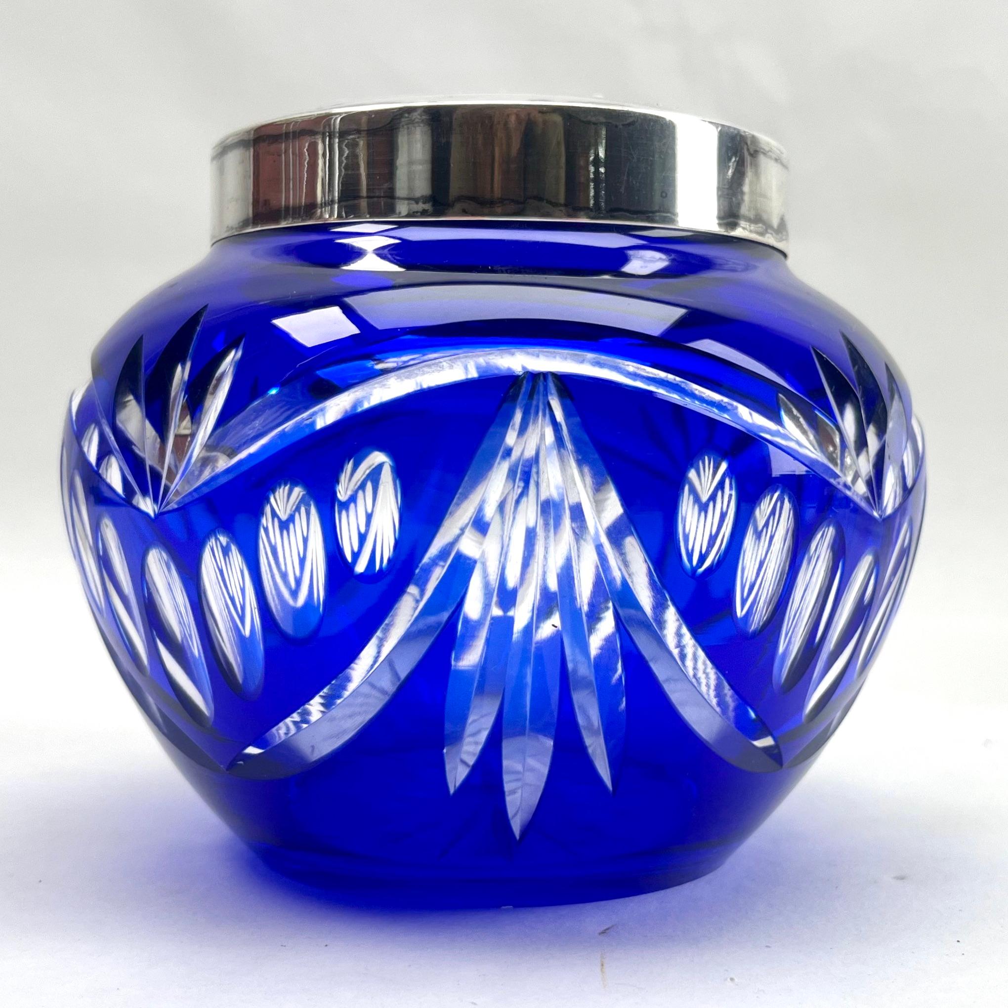 Fait main Vase « Pique Fleurs » en cristal du Val Saint Lambert Cobalt, taillé à la main, avec grille