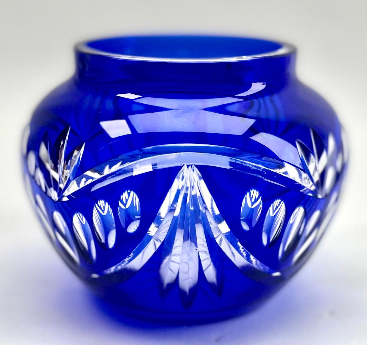 Milieu du XXe siècle Vase « Pique Fleurs » en cristal du Val Saint Lambert Cobalt, taillé à la main, avec grille