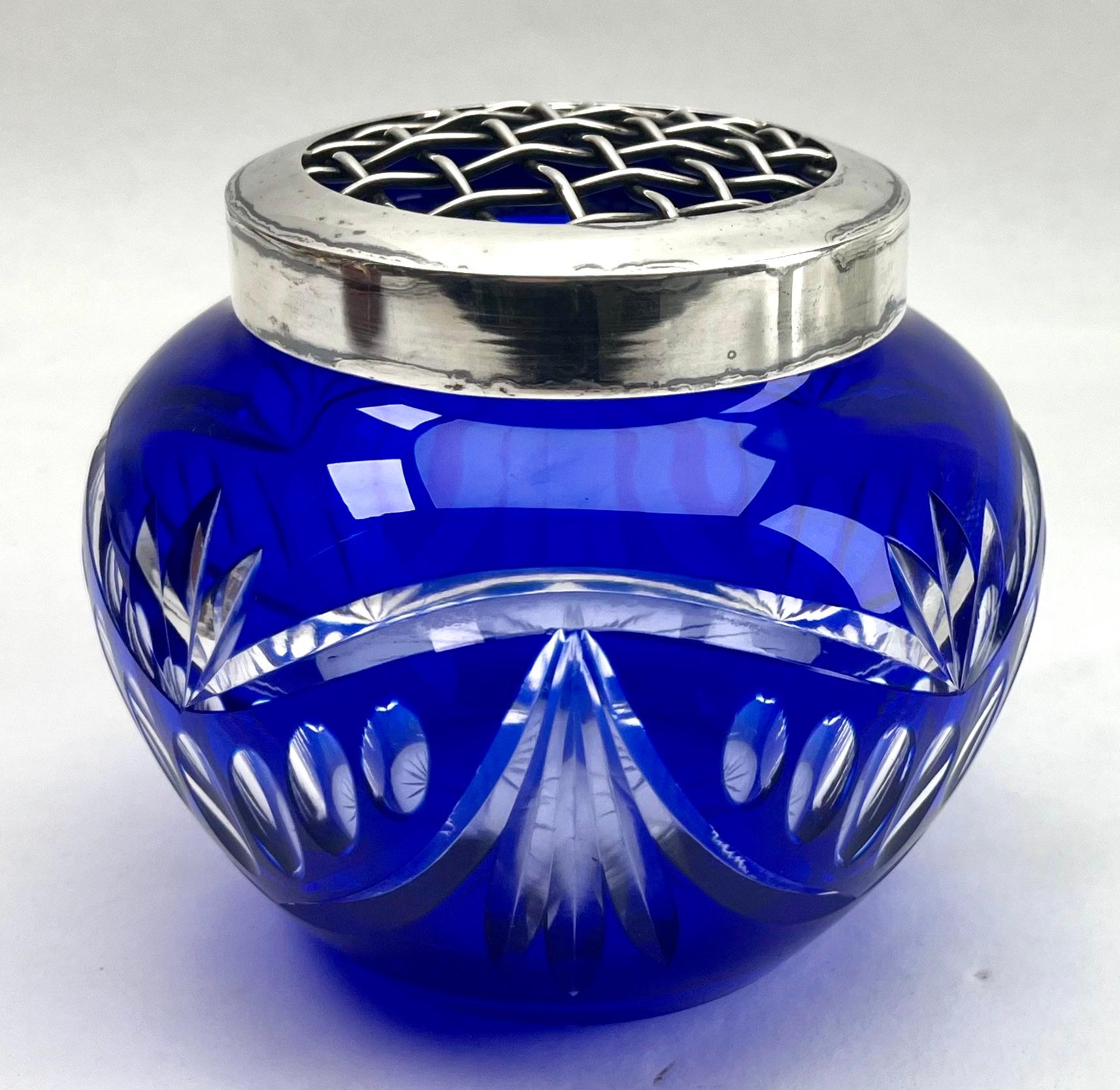 Cristal Vase « Pique Fleurs » en cristal du Val Saint Lambert Cobalt, taillé à la main, avec grille