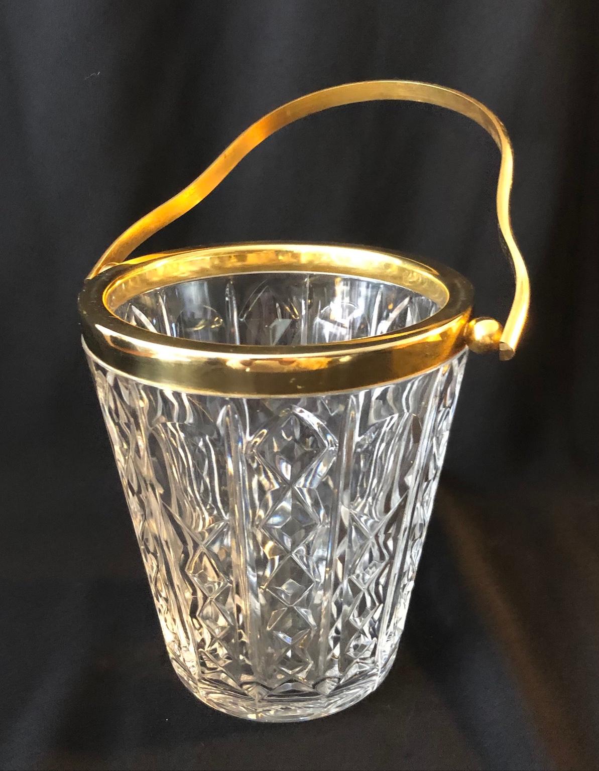 Cocktail-Eiskübel aus Val St Lambert-Kristall und vergoldet, Belgien, 1950er Jahre.

Ein wunderschön geschliffener Eiskübel aus Kristall, hergestellt in Belgien von dem renommierten Haus Val Saint Lambert, ca. 1950er Jahre.

Dieser Eiskübel von