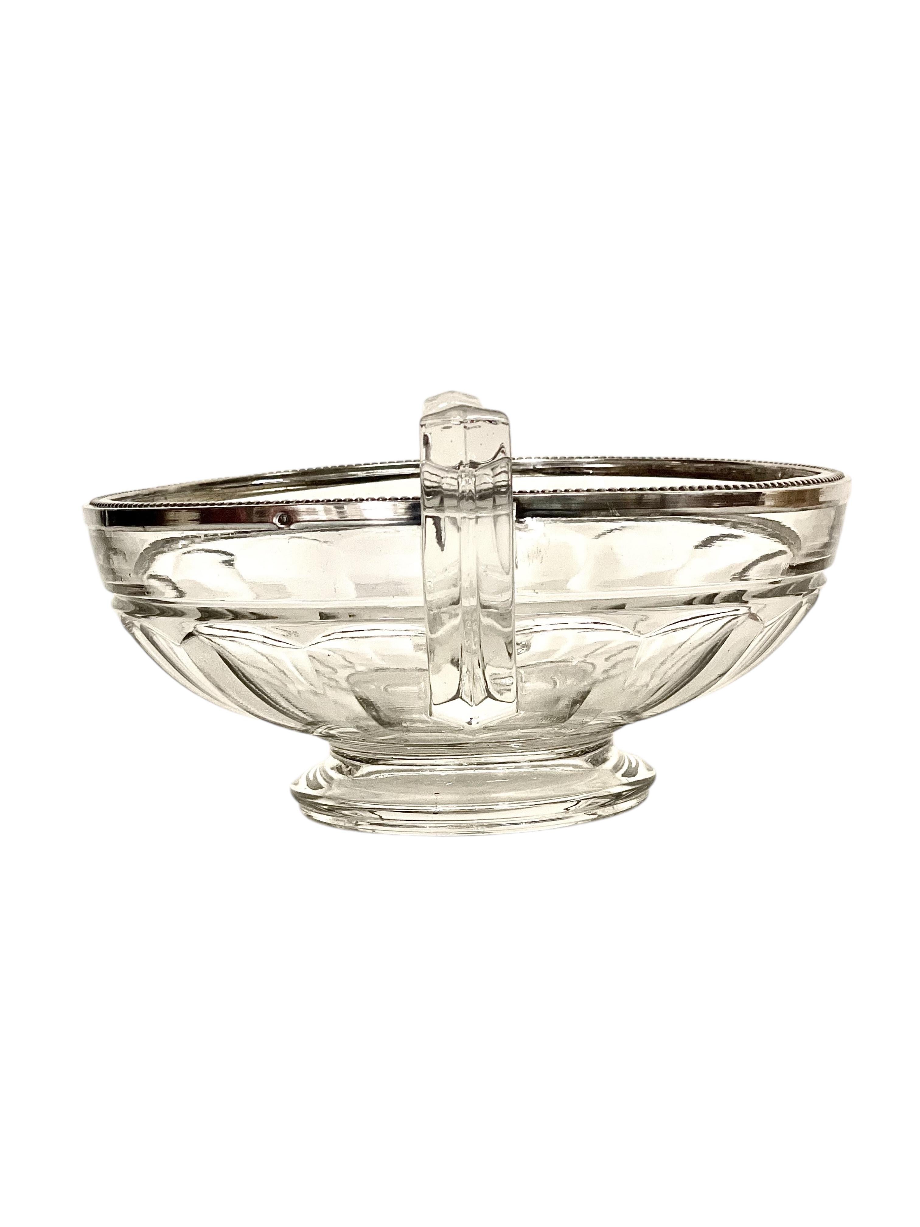 Pieza rara y refinada del diseño Art Déco belga, este elegante cuenco se atribuye al renombrado fabricante de cristal Val Saint Lambert, con sede en Seraing (Bélgica). Fabricado hacia 1920-1930, muestra la calidad excepcional y la estética