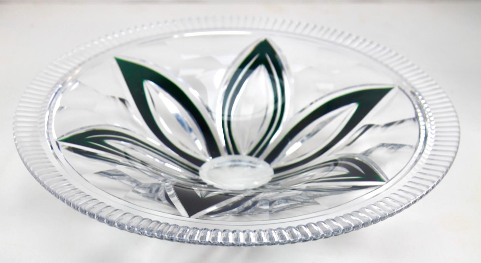 Val Saint lambert crystal centerpiece cut to clear, 
Beautiful Val Saint Lambert circular crystal Fruit bowl, hand-cut-to-clear,
the glass is thick, deeply and evenly cut,

Origin: Belgium in excellent condition.
There was a lot of