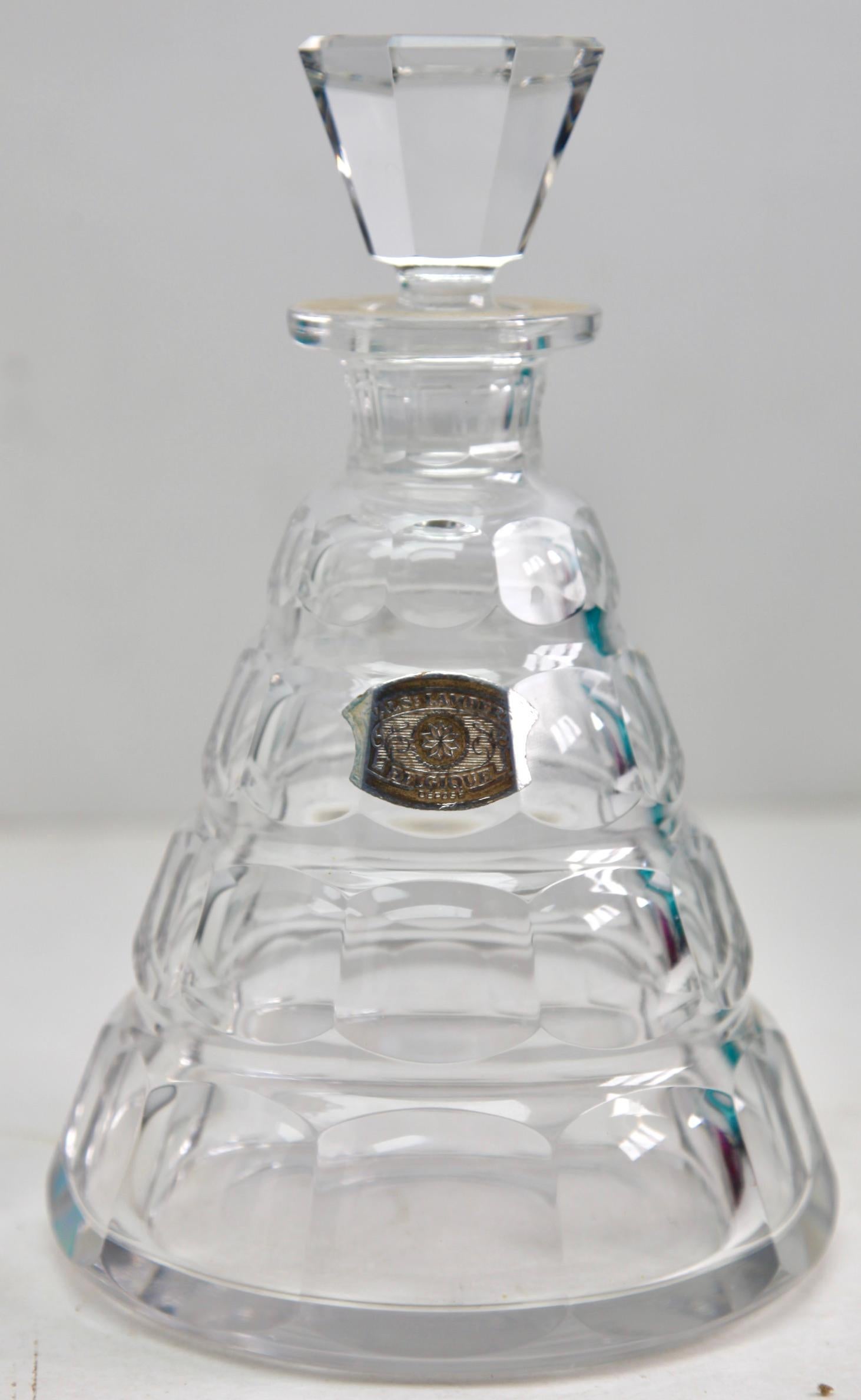 Decanter Val Saint Lambert, + 6 bicchieri Charles Graffart, anni '50.

Bellissimo decanter circolare in cristallo firmato Val Saint Lambert, tagliato a mano per renderlo trasparente, il vetro è spesso, profondo e uniformemente tagliato,
Val St.