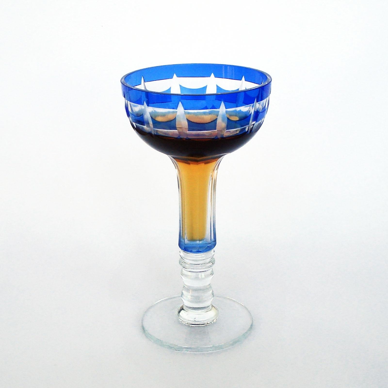 Un ensemble de 12 gobelets en cristal soufflé, entièrement faits à la main, avec un recouvrement bleu cobalt taillé à la main et une décoration géométrique nette. La forme est agréable à tenir, un corps arrondi avec une tige creuse sur une base bien