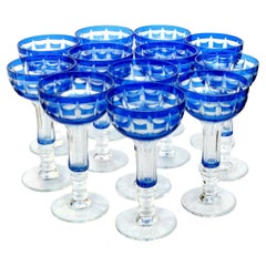 Lot de 12 gobelets en cristal Val Saint Lambert bleu cobalt superposé, taillés en clair