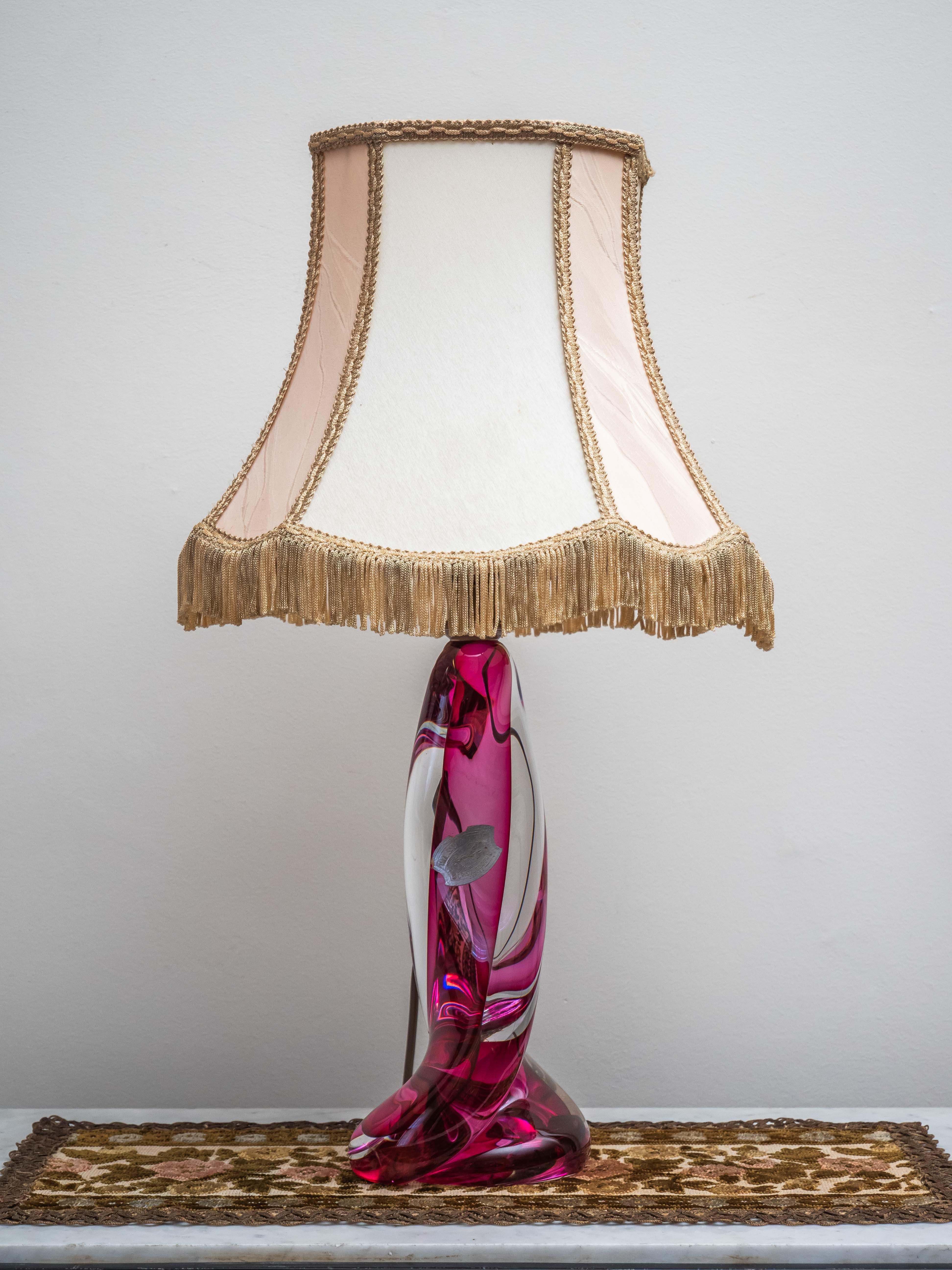 Val Saint Lambert crystal lamp. Marked

Heavy table lamp made of pink-clear crystal from the Belgian manufacturer Val Saint Lambert. The lamp is fully functional. Fabric shade with decorative fringes. All in excellent condition. The lamp is marked