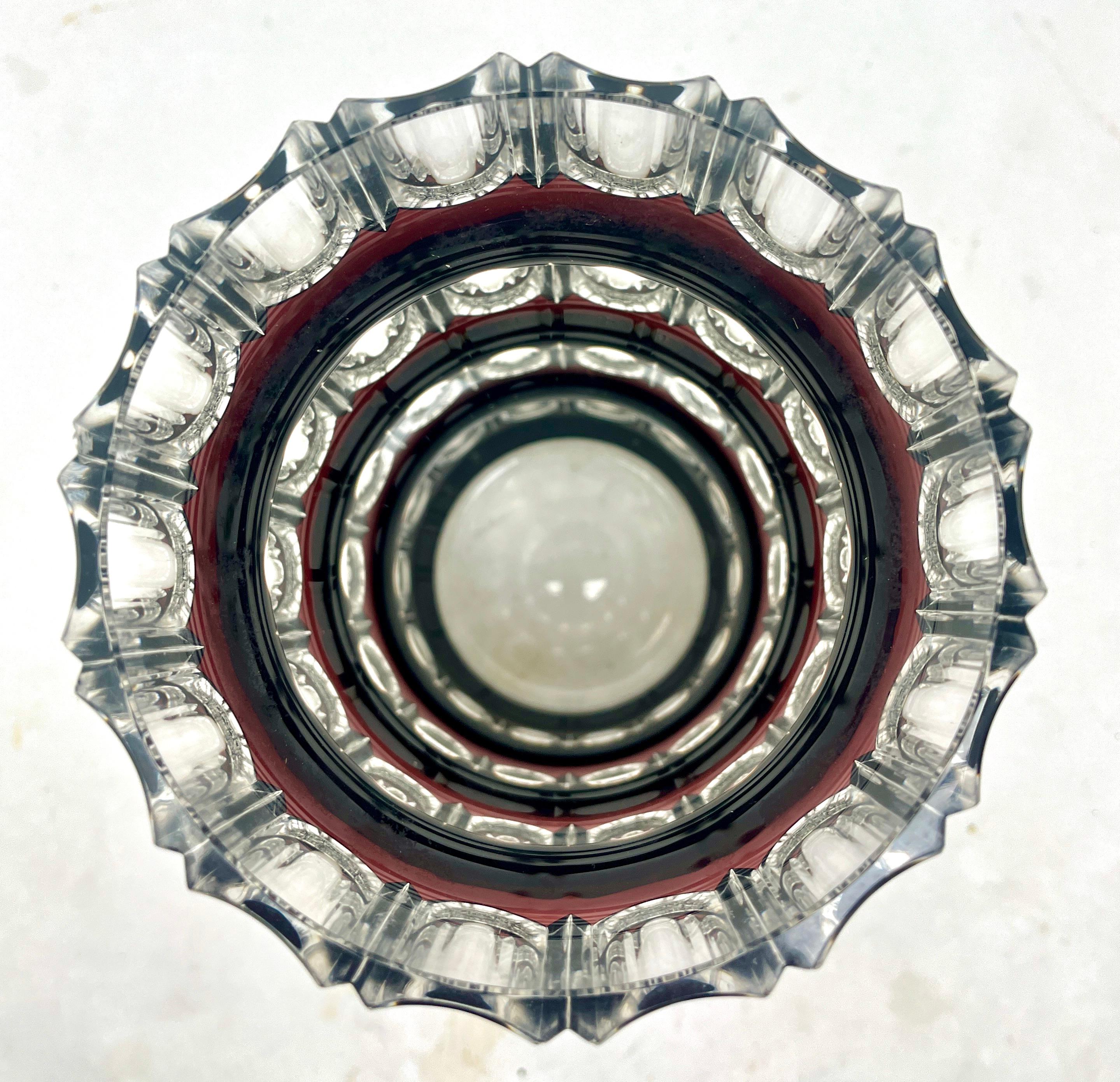 Facetté Vase en cristal du Val Saint Lambert taillé en Belgique claire, années 1950 en vente