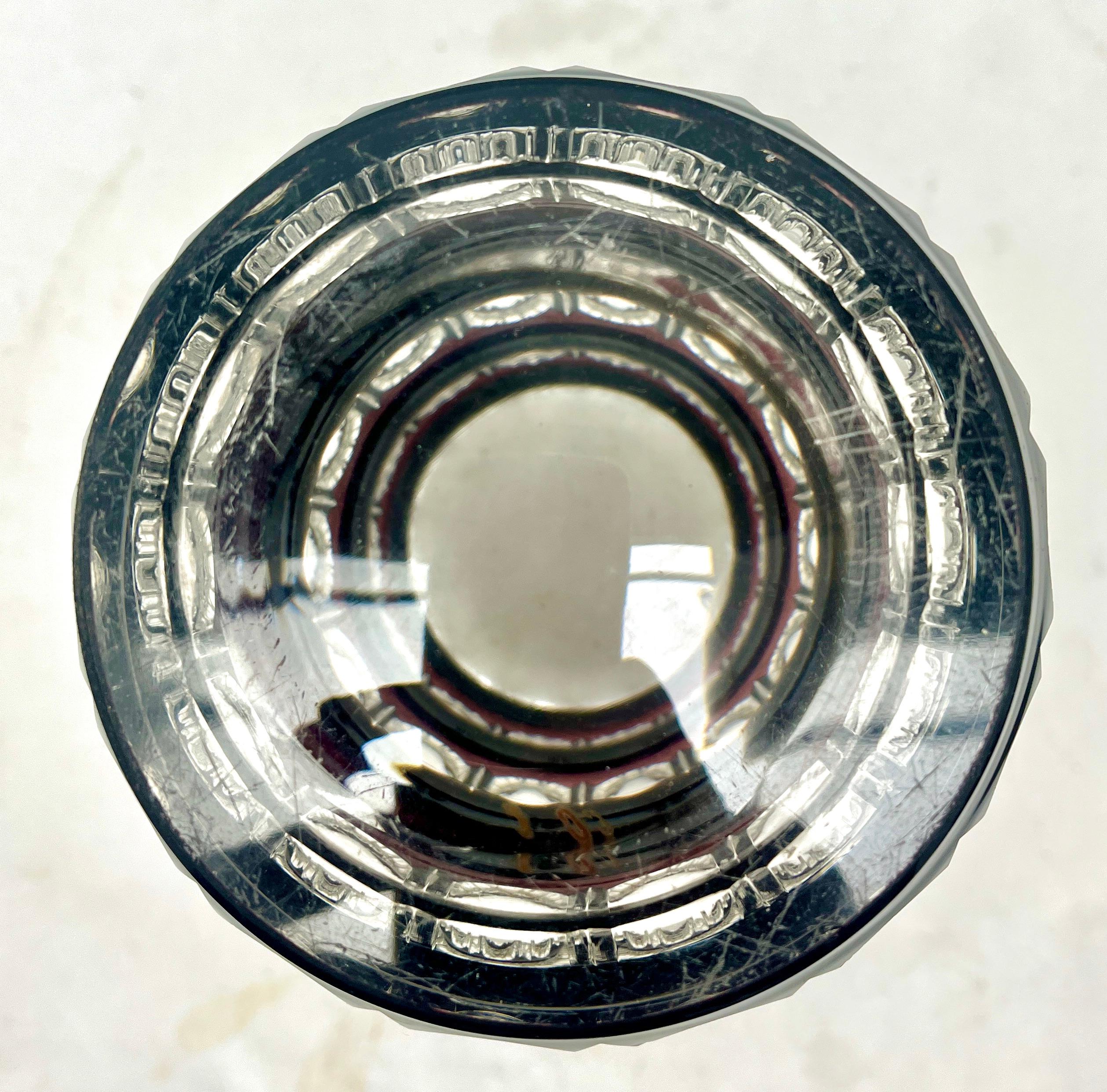 Milieu du XXe siècle Vase en cristal du Val Saint Lambert taillé en Belgique claire, années 1950 en vente