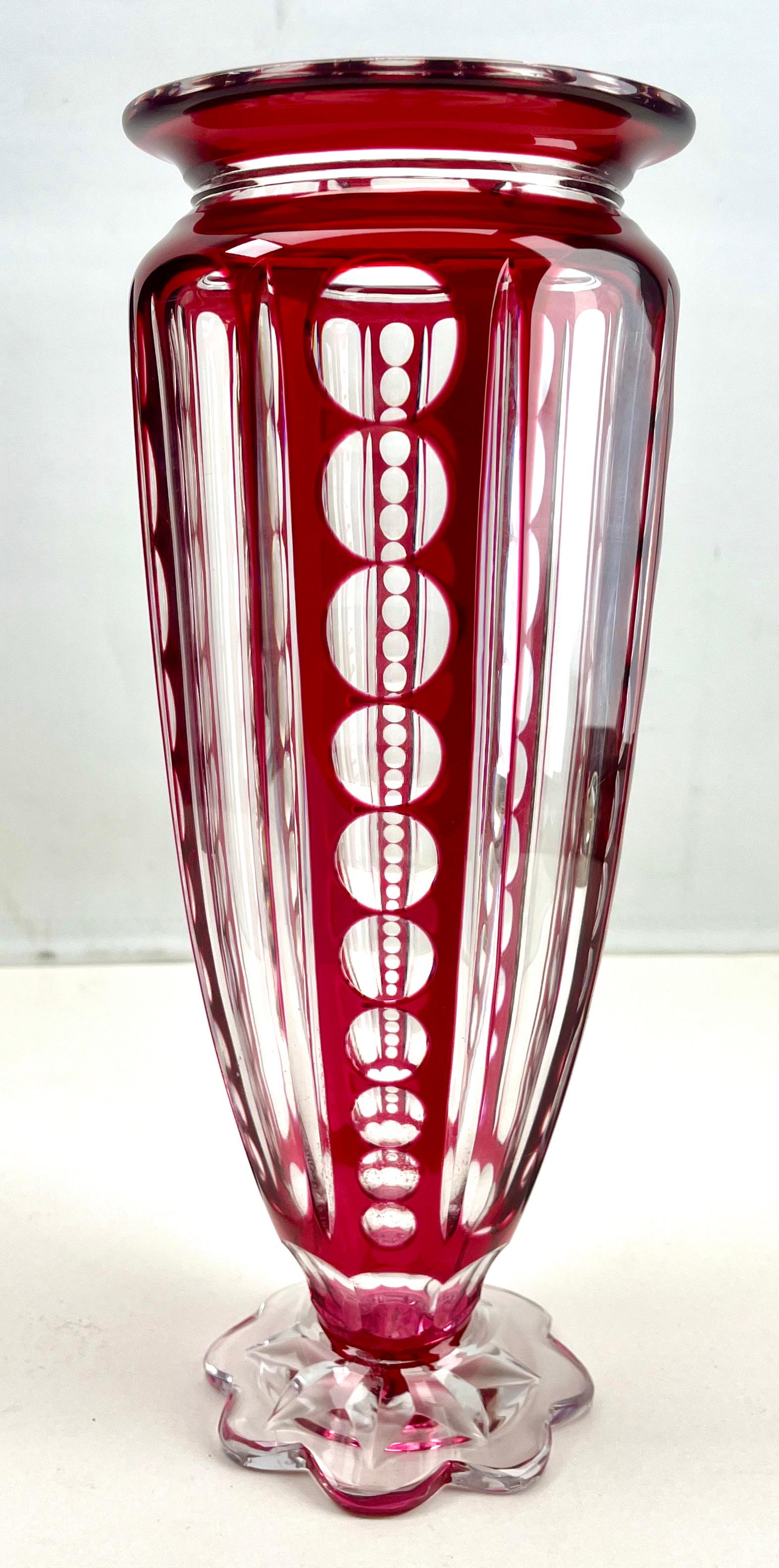 Milieu du XXe siècle Vase en cristal Val Saint Lambert taillé à clair  en vente