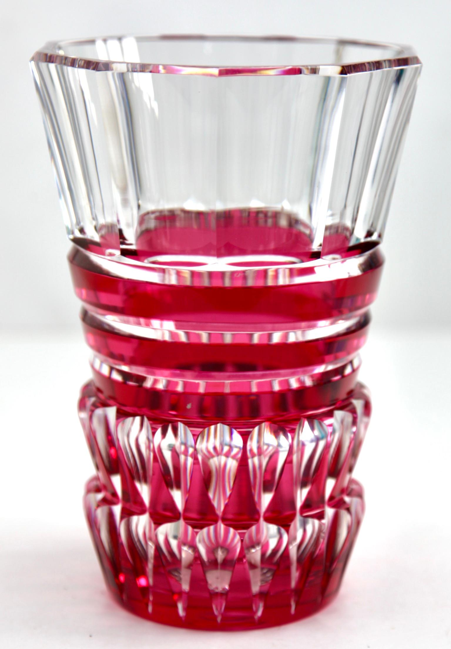 Belge Vase en cristal Val Saint Lambert taillé à clair, signé en vente