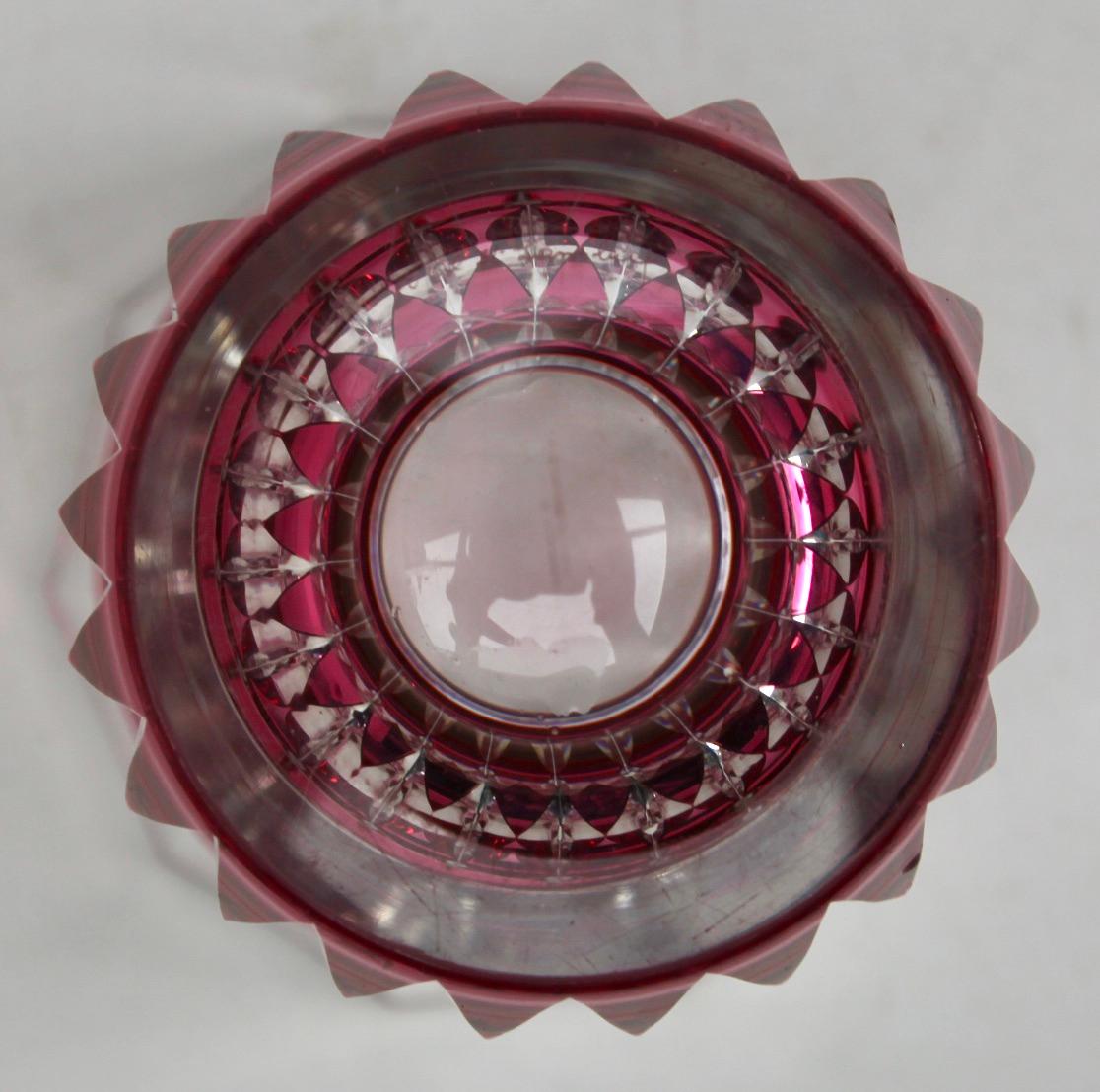 Milieu du XXe siècle Vase en cristal Val Saint Lambert taillé à clair, signé en vente