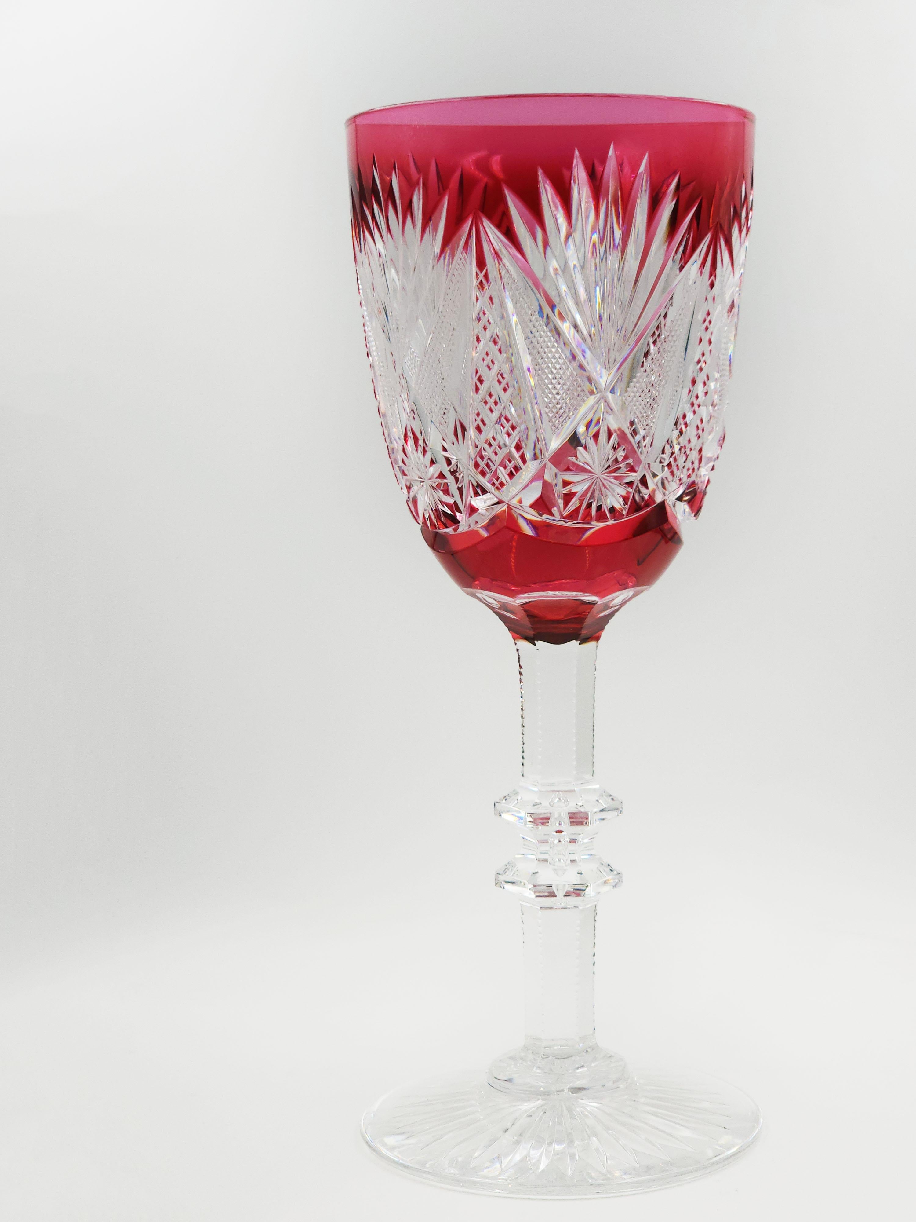 Val Saint Lambert Coupe de mariage en cristal taillé
Gobelet décoratif en verre taillé de couleur rouge avec un design complexe mais en même temps luxueux, le pied du gobelet présente également des détails supplémentaires.
Mesures :
Hauteur : 25.5