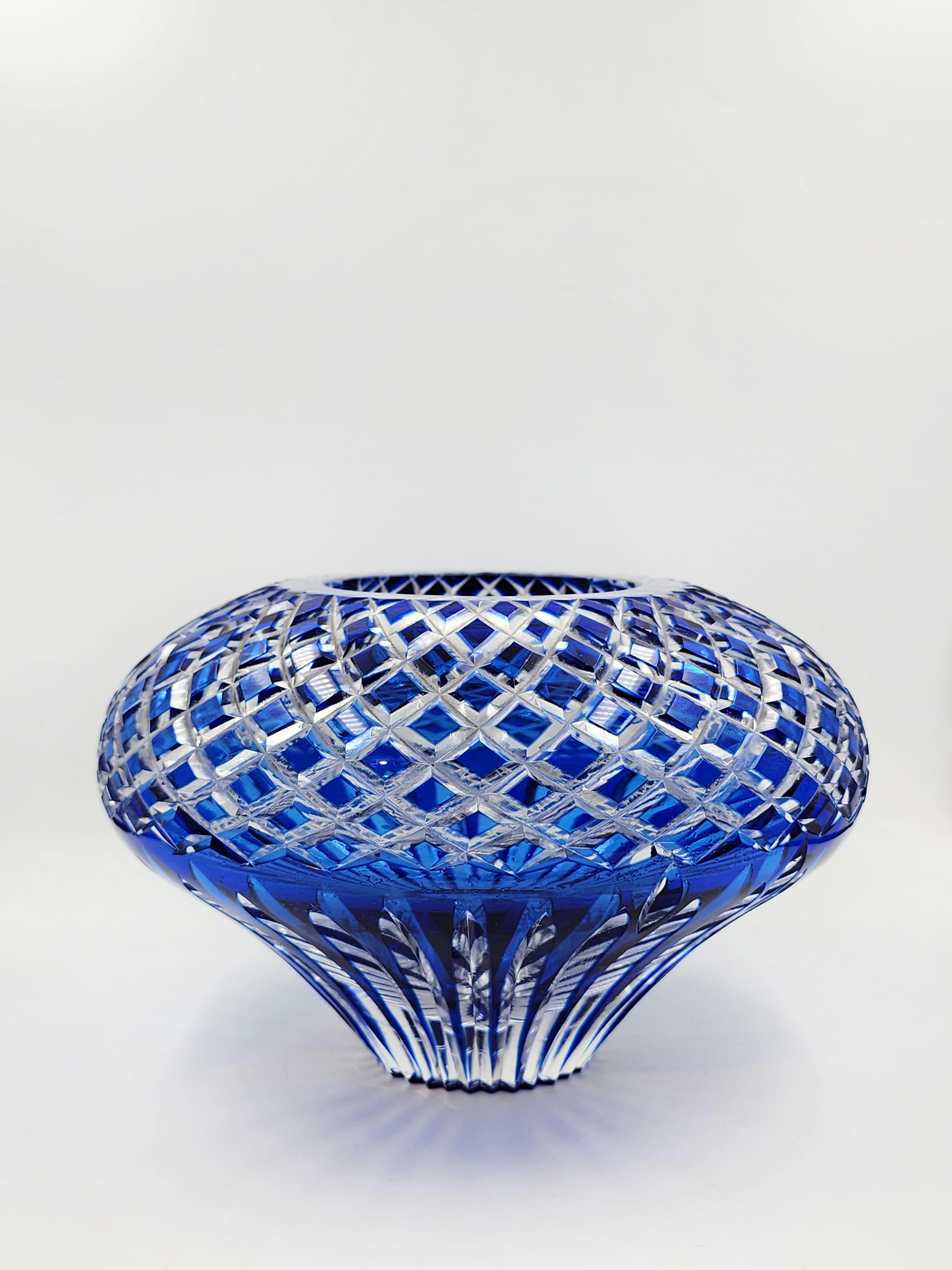 Val Saint Lambert Cut Crystal Vase, 20th Century
Beautiful cobalt blue cut glass vase, with an interlocking design, with a wide shape at the top that narrows towards the base.
It is a visually attractive piece, even more so when it is reflected with