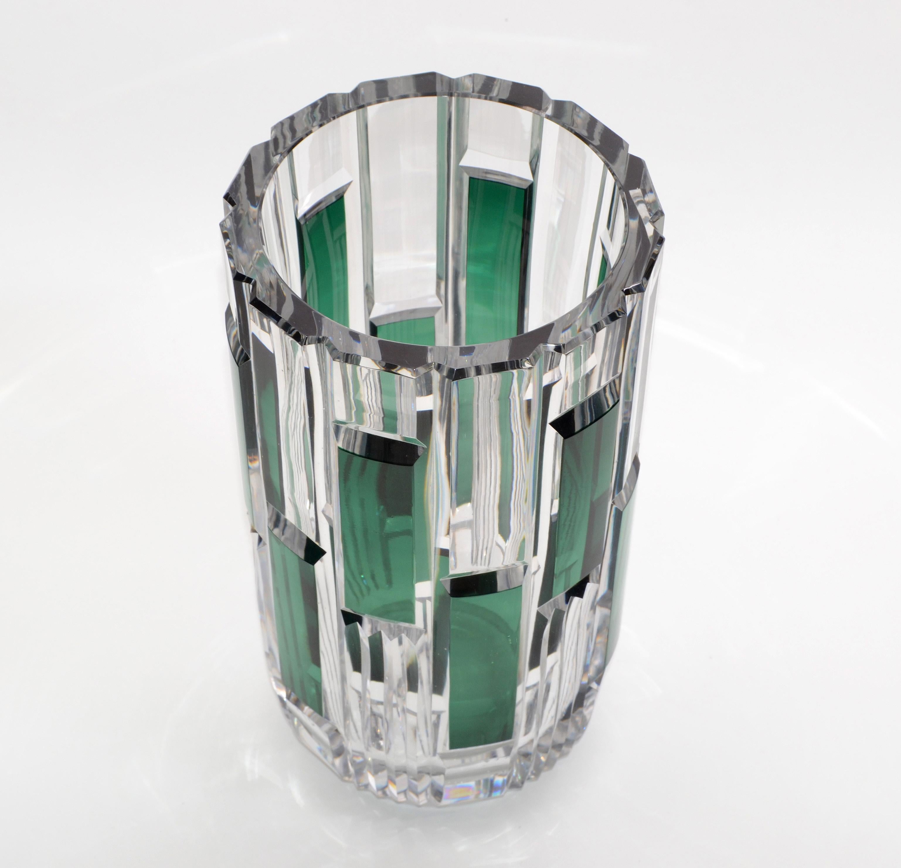 Vase à fleurs en cristal de plomb rond signé Val Saint Lambert, taillé à la main, le verre clair et vert est épais, profondément et uniformément taillé, fabriqué en Belgique.
Signature gravée Val St. Lambert.
Le vase est très lourd.
Référence :