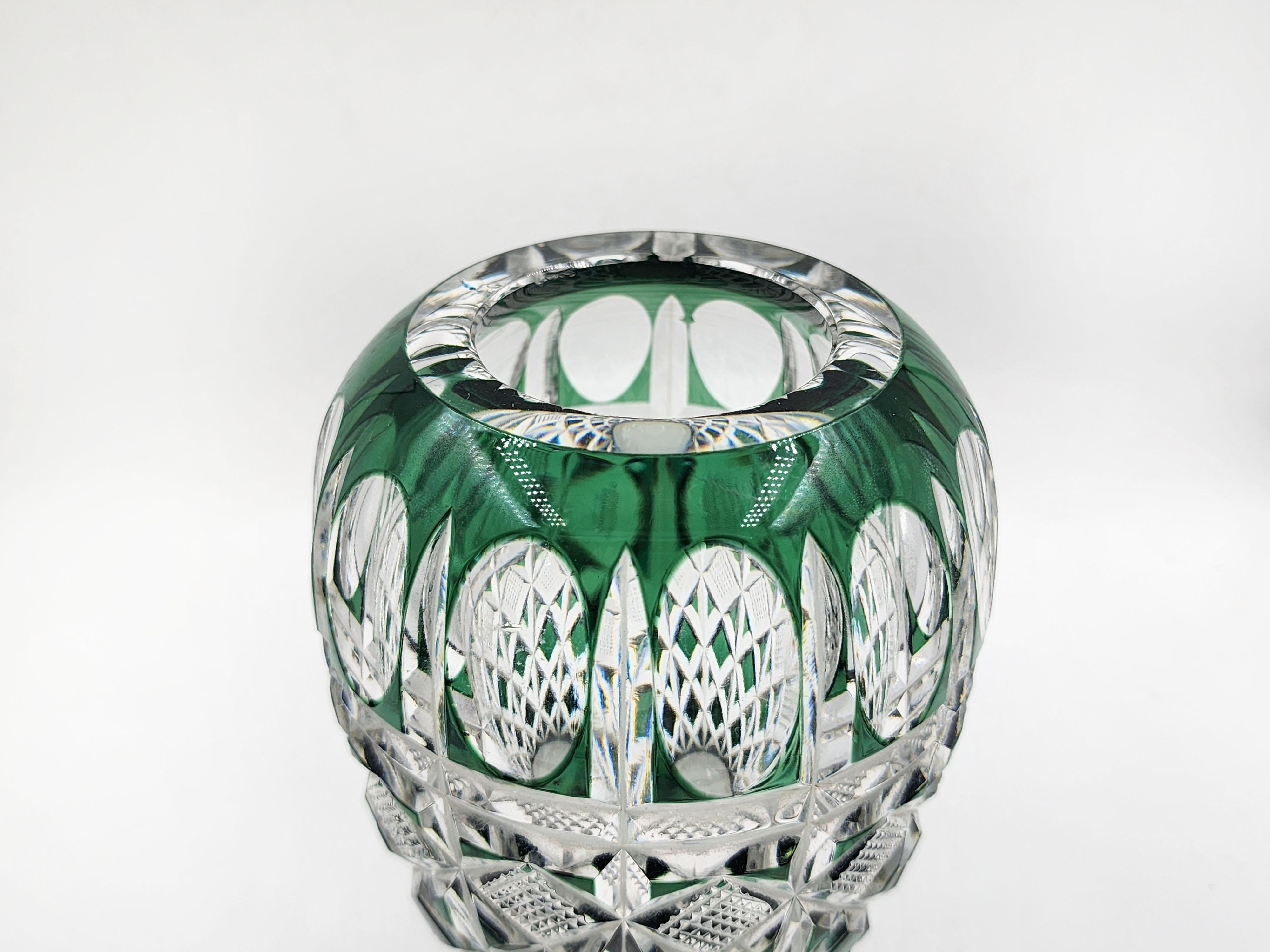 Jarrón de cristal tallado Val Saint Lambert de los años 60
Este jarrón de cristal Val Saint Lambert Aberdeen es una pieza vintage de los años 60 que destaca por su diseño clásico y elegante y su intenso color verde Aberdeen. Tiene una forma clásica
