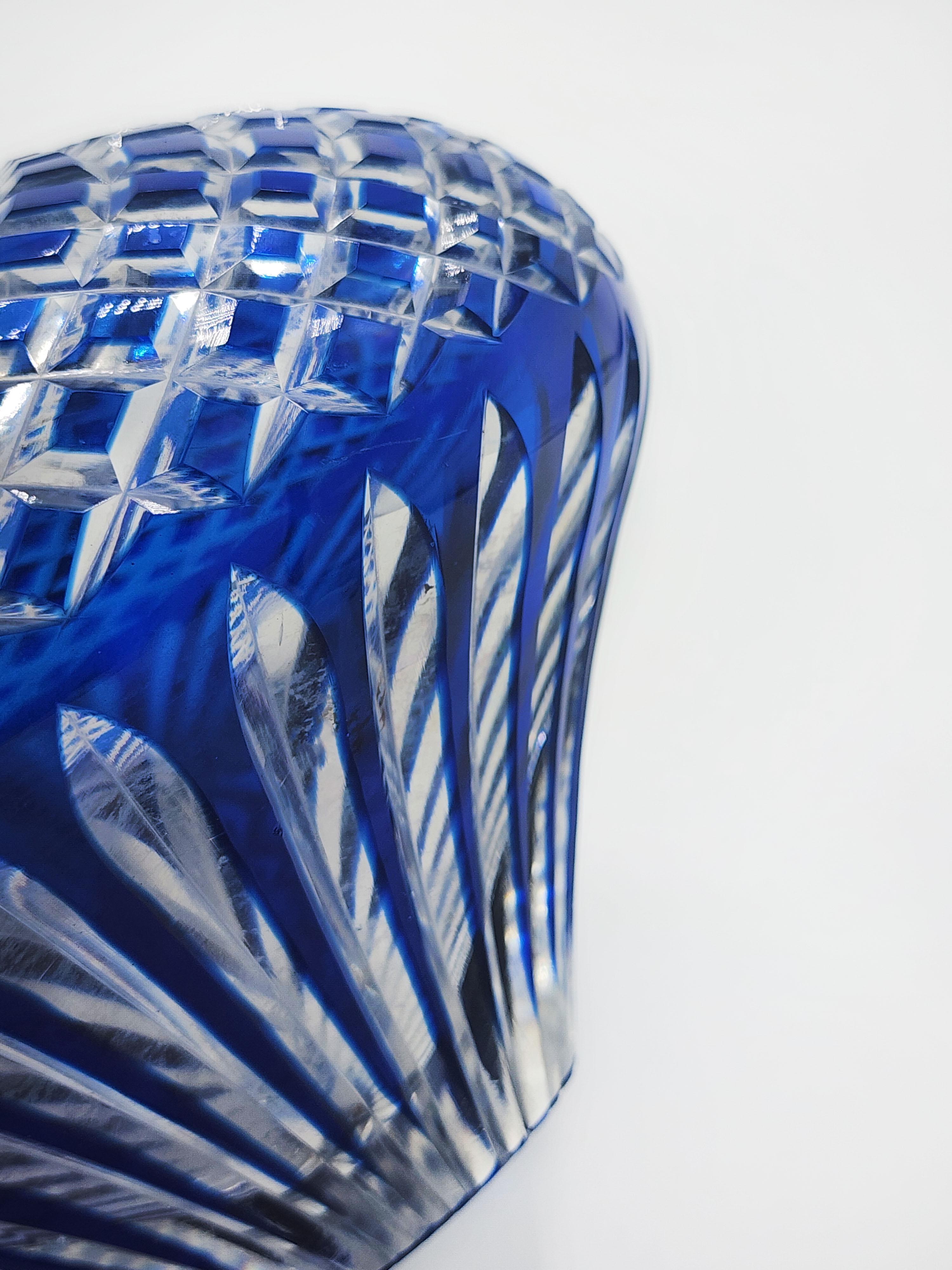 Val Saint Lambert Vase en verre sculpté
Magnifique vase sculpté à la main en bleu cobalt, avec un design en forme de diamant de la marque belge Val Saint Lambert.
Mesures :
Hauteur : 15 centimètre
Diamètre : 20 centimètres
