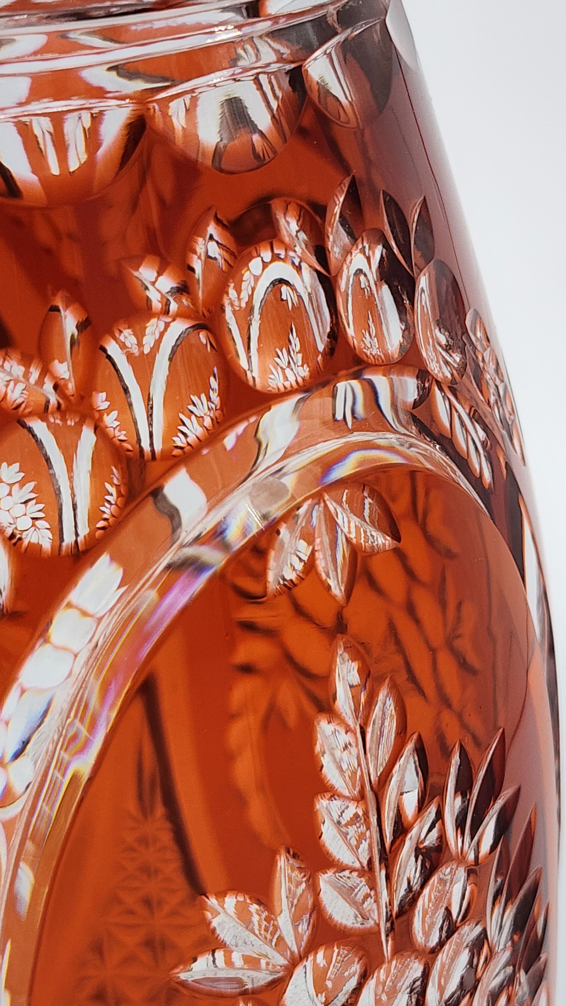 Vase en verre taillé Val Saint Lambert en rouge rubis
Vase en verre taillé Val Saint Lambert dans une teinte rouge rubis. Il présente des panneaux ovales sculptés de motifs floraux détaillés, alternant avec des zones de sculptures géométriques plus