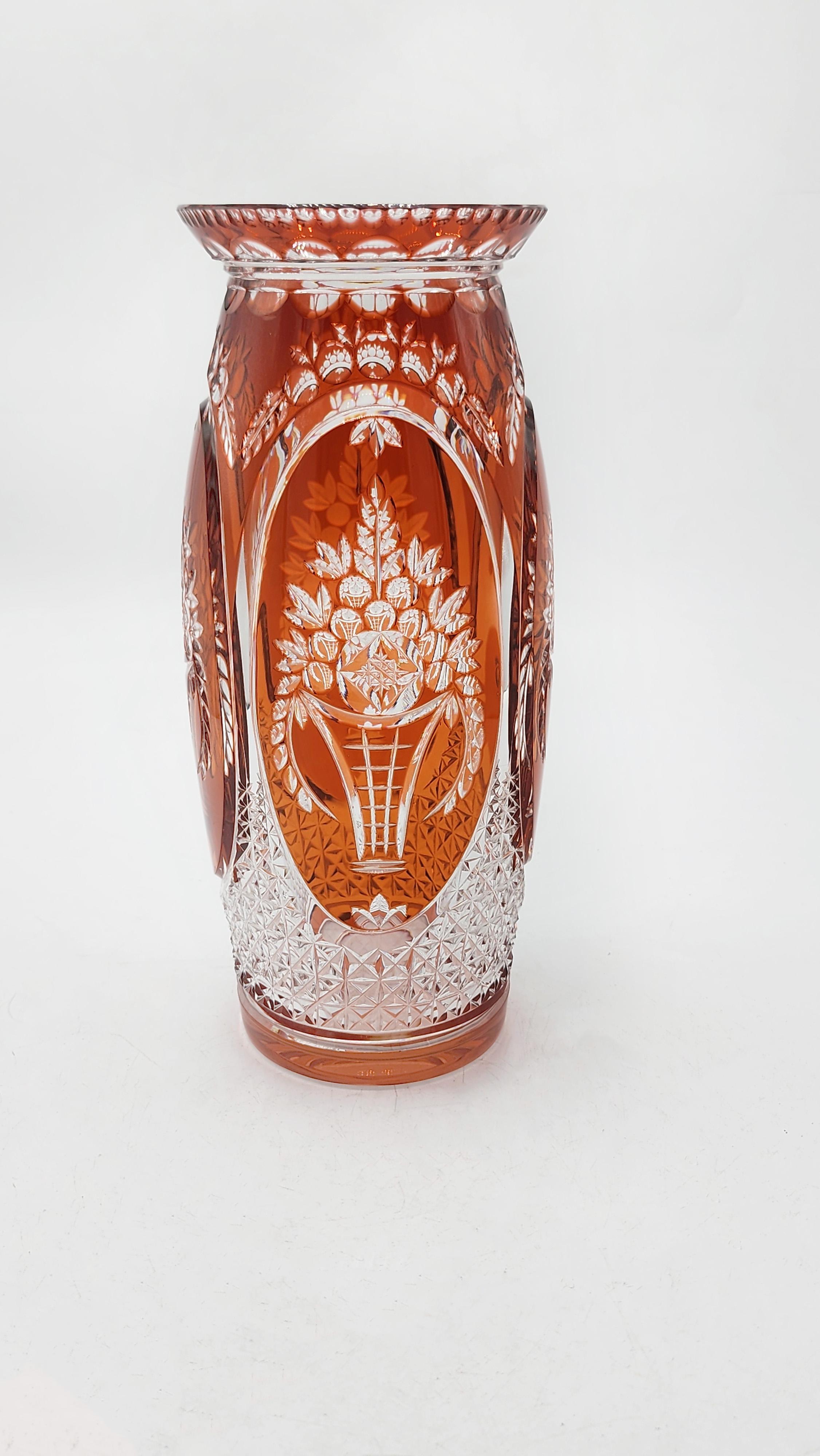 Postmoderne Vase en verre taillé Val Saint Lambert en rouge rubis en vente