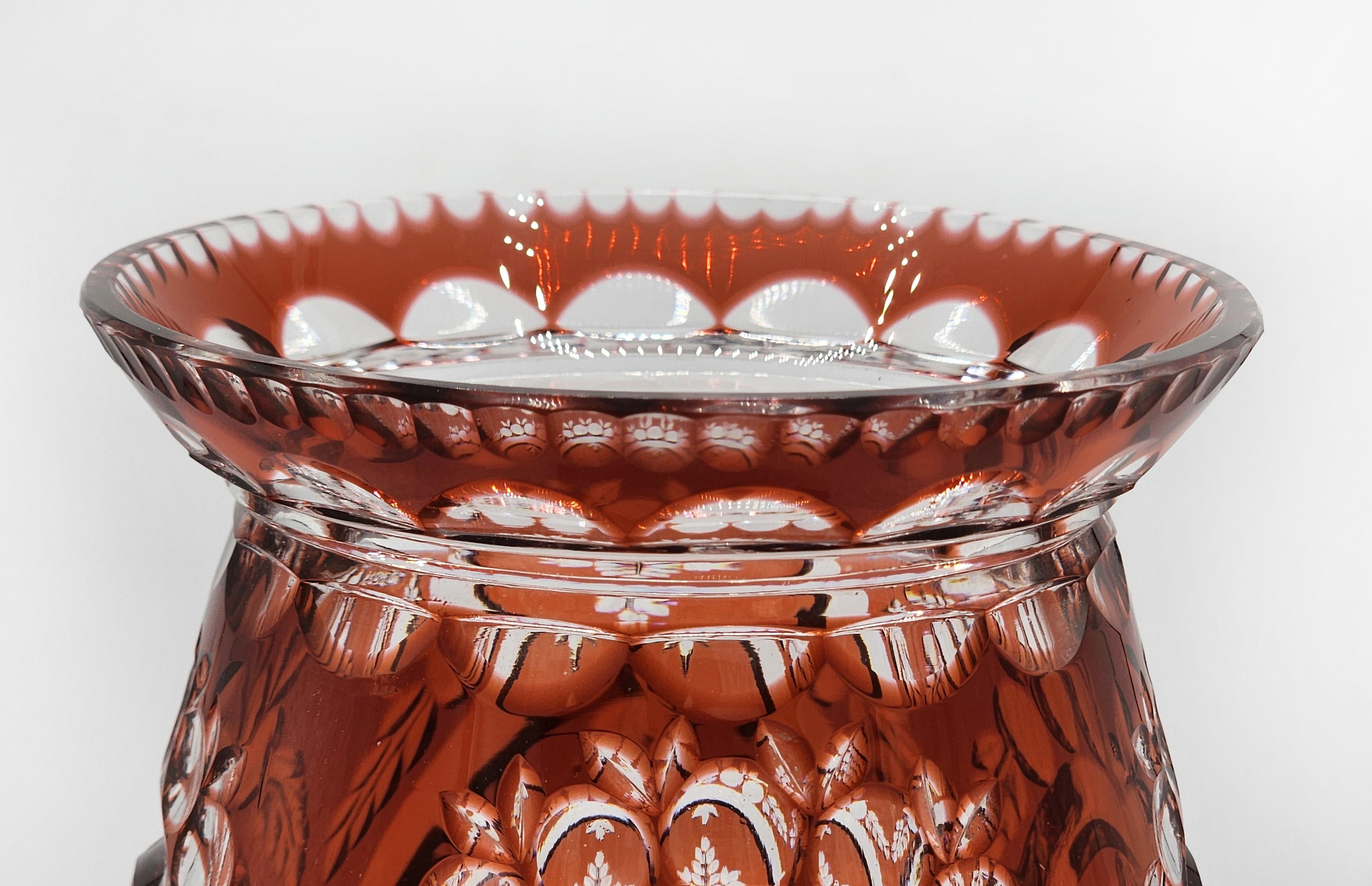 Sculpté à la main Vase en verre taillé Val Saint Lambert en rouge rubis en vente