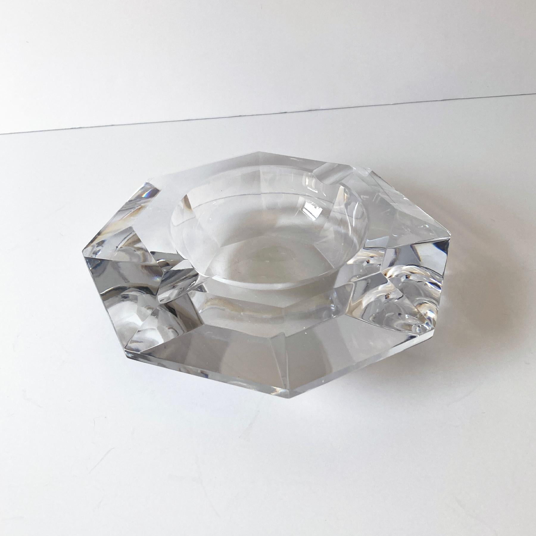 Wunderschöner Aschenbecher aus Kristall von Val Saint Lambert, signiert auf dem Boden. Die facettierte Form fängt das Licht in verschiedenen Winkeln ein und sieht an bunten oder weißen Wänden wunderbar aus. Dieses Stück passt wunderbar zu unserer