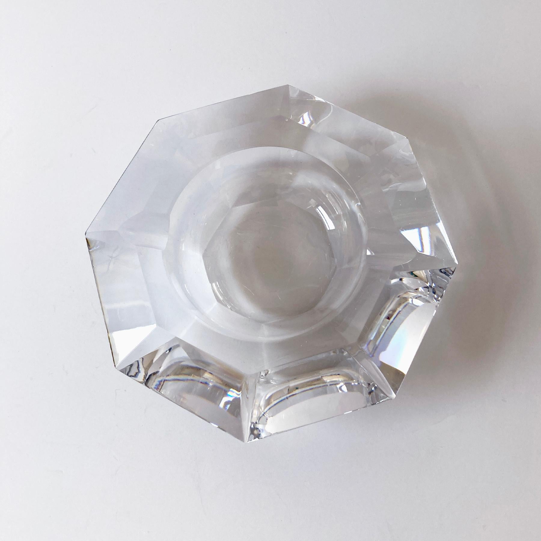 Val Saint Lambert Aschenbecherschale aus facettiertem Kristall in Ablageschale, signiert (Facettiert) im Angebot