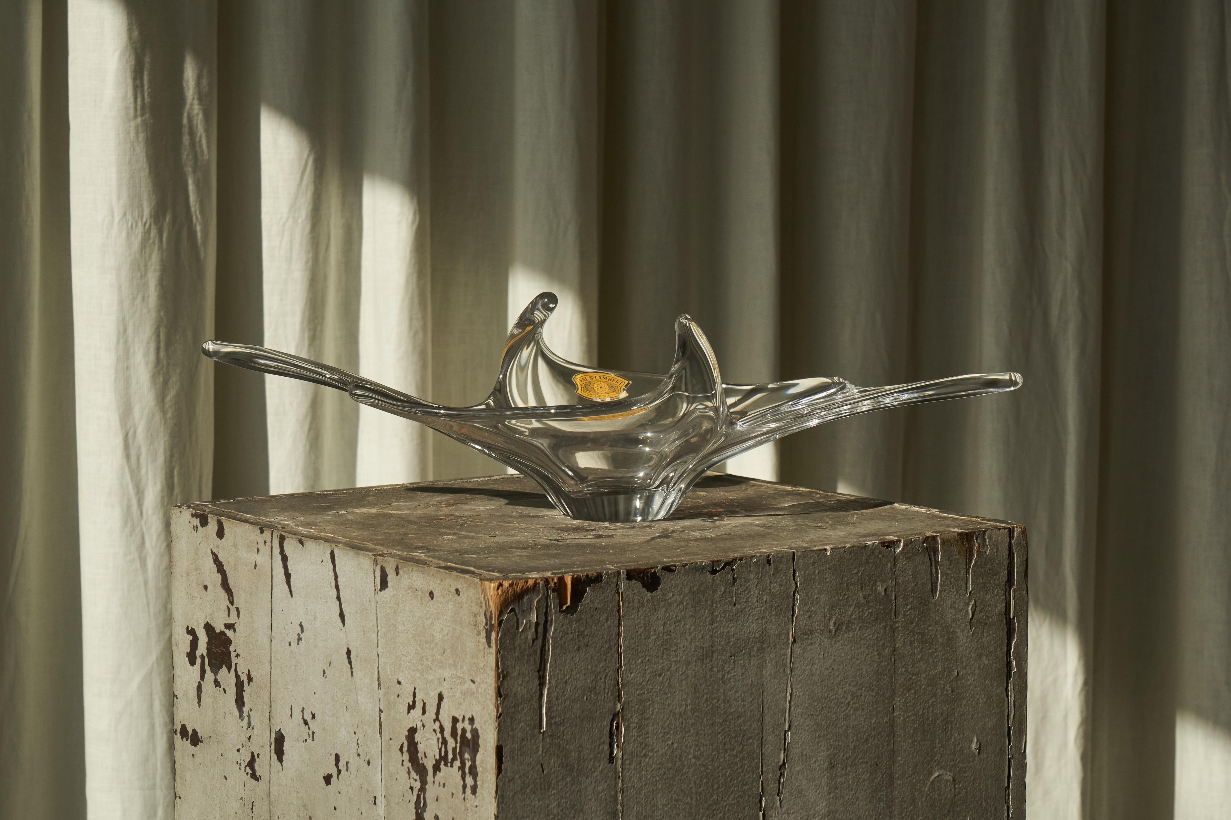 Val Saint Lambert Freeform Mid Century Crystal Centerpiece, Belgium, 1950s.

This is a wonderful and large - 51 cm in lenght - crystal centerpiece made by the famous crystal house Val Saint Lambert from Seraing / Liège, Belgium.

Dating back to the