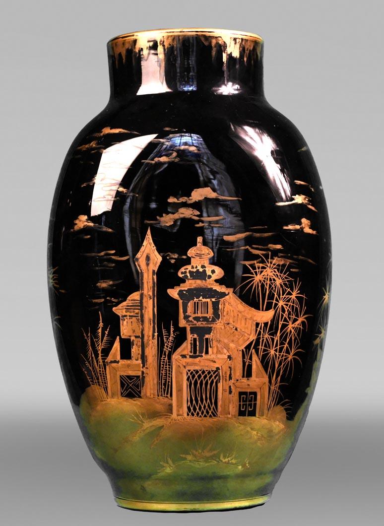 Questa coppia di vasi neri con decorazioni giapponesi dorate è stata realizzata dalla cristalleria Val Saint Lambert intorno al 1880. 

Fondata nel 1826, la cristalleria di Val Saint Lambert raggiunse il suo apogeo tra la fine del XIX e l'inizio del
