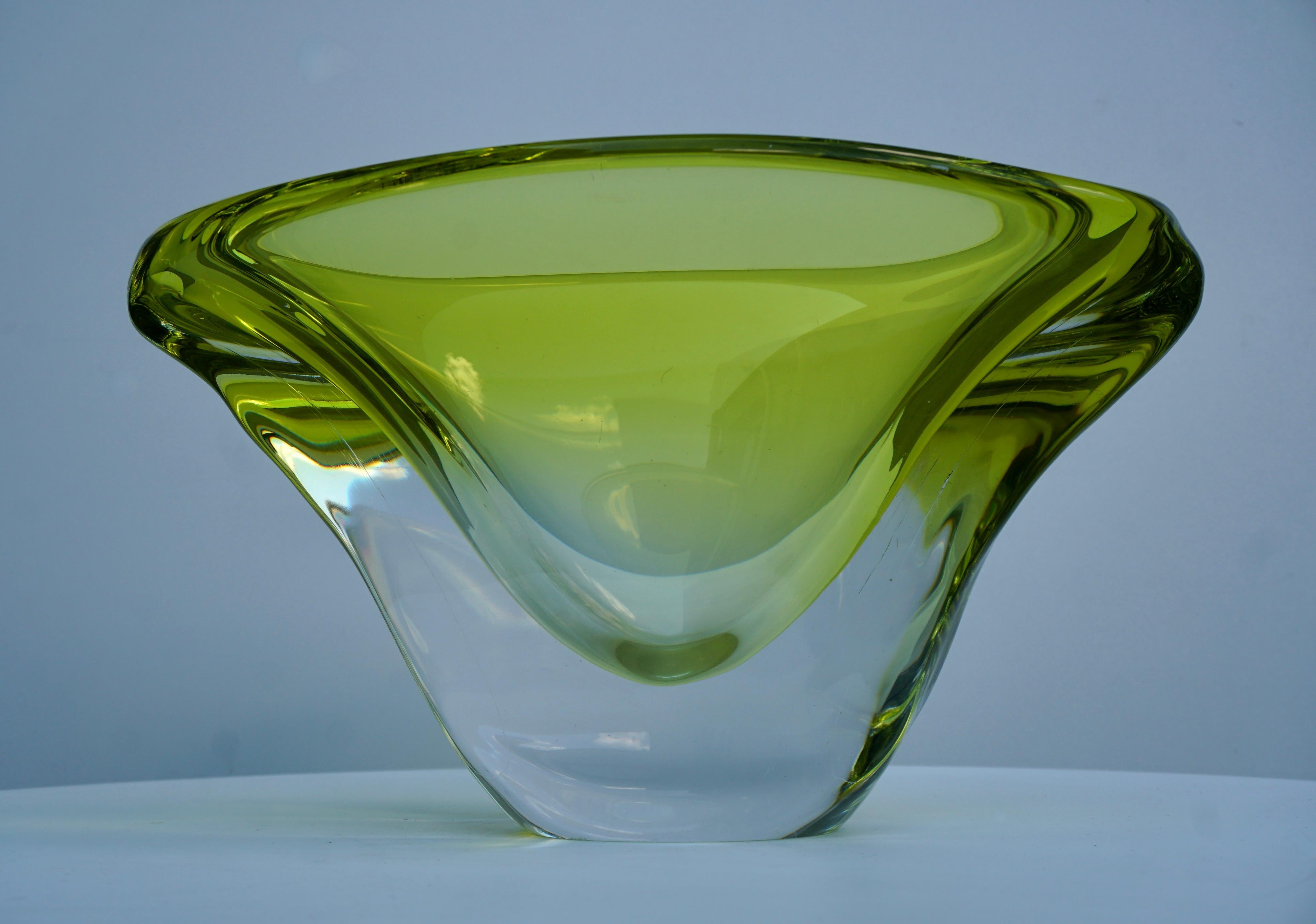 Beautiful vintage green crystal fruit bowl, signed Val Saint Lambert, early 1960s, Belgium
 
Beautiful design, this timeless fruit bowl is in almost perfect condition, no chips or cracks, small signs of wear at the bottom of the bowl, in the form of