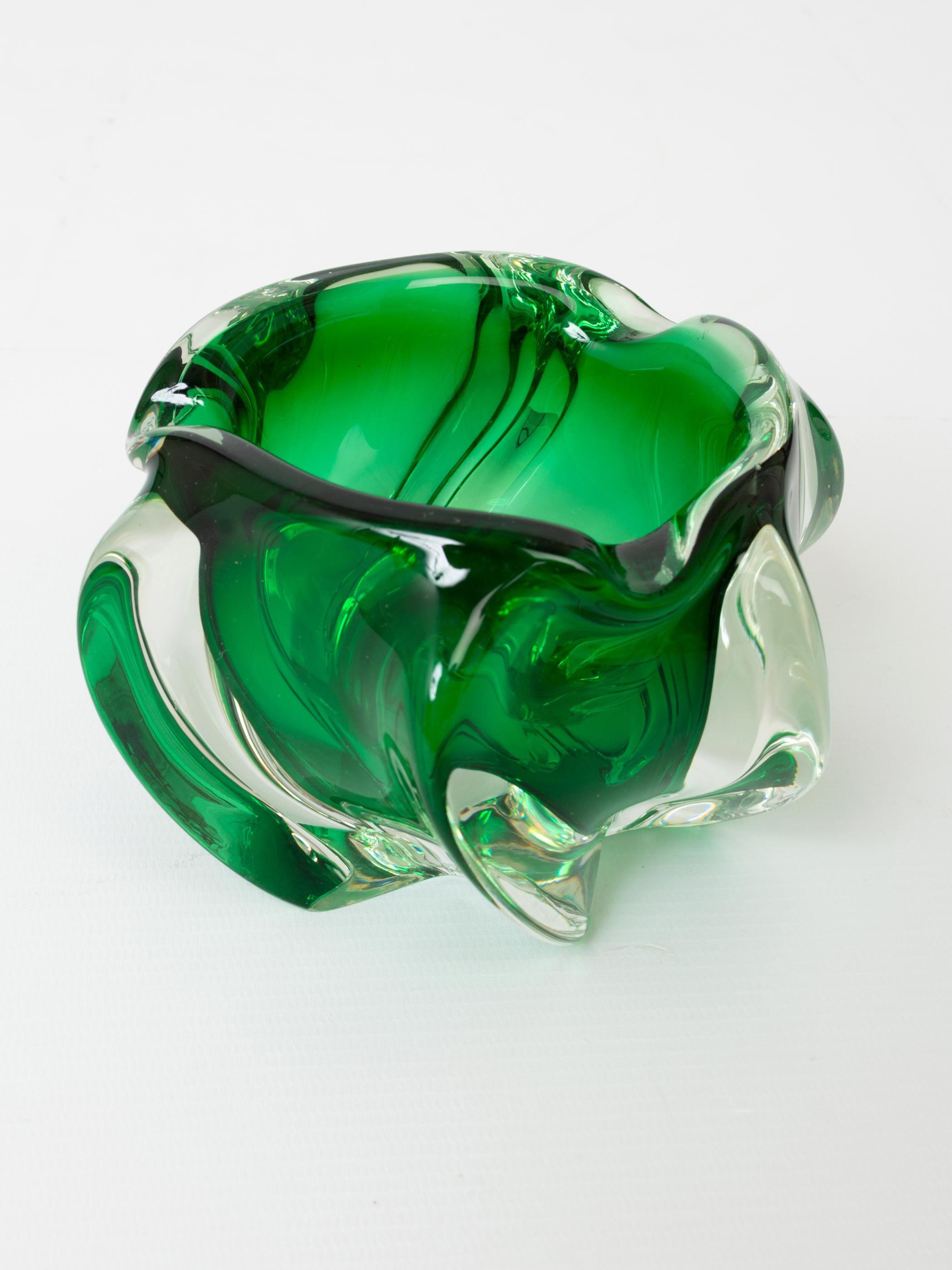 Mid-Century Modern Cendrier en cristal Sommerso vert au cœur Val Saint Lambert, Belgique, vers 1950 en vente