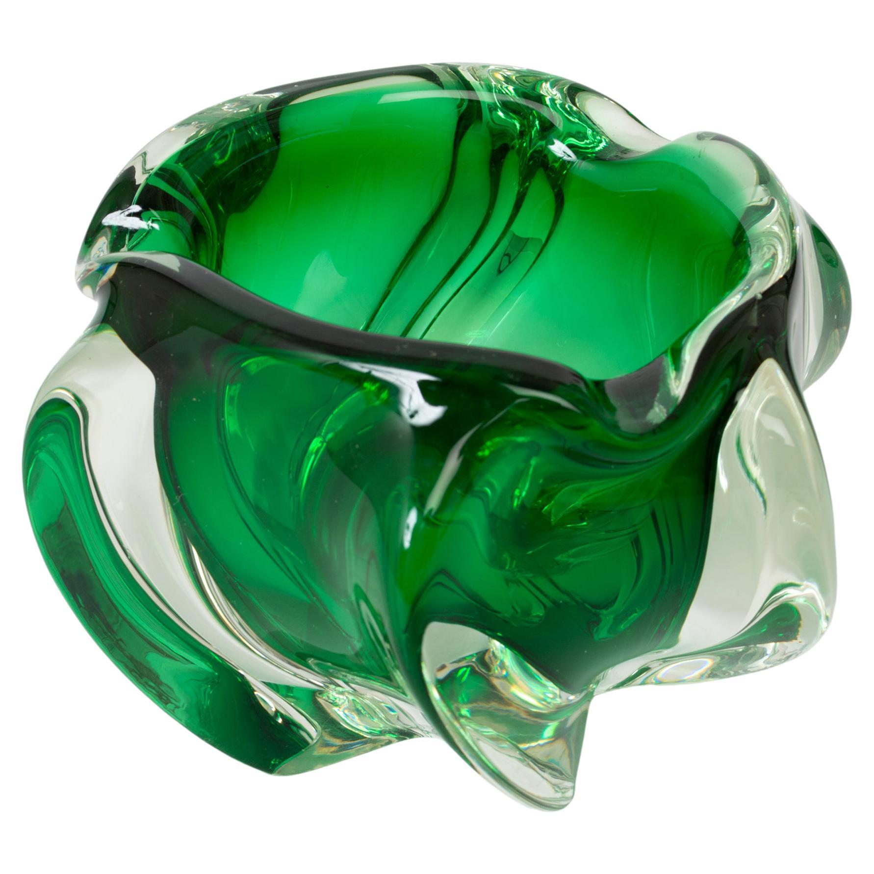 Cendrier en cristal Sommerso vert au cœur Val Saint Lambert, Belgique, vers 1950 en vente