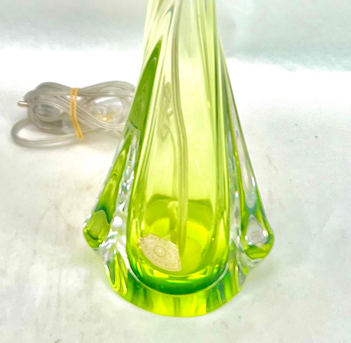 Mid-Century Modern Lampe de table en cristal vert 