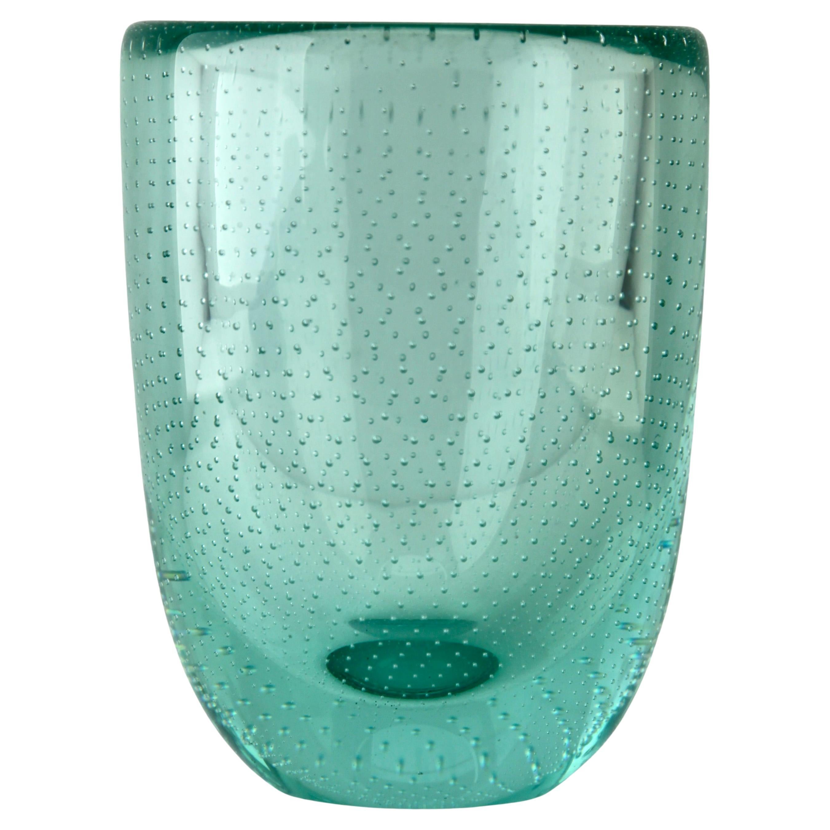 Bol en cristal lourd Val Saint Lambert avec pointes contrôlées  1960s
Fabriqué à la main avec des reflets verts qui s'estompent pour apporter de la chaleur à votre palette de couleurs.
Encore en très bon état 
Poids du cristal : 3.6 KG

La pièce est