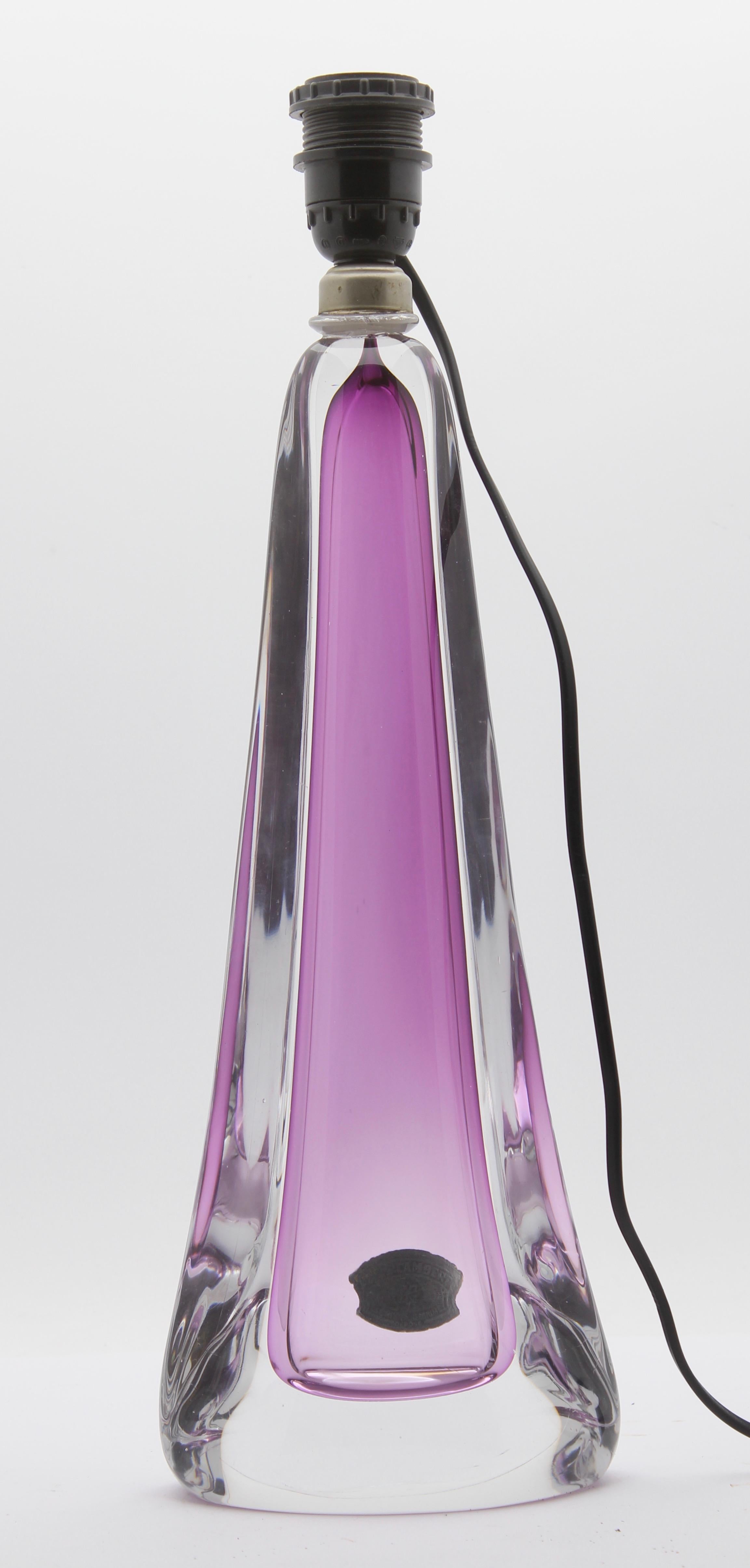 Diese schlichte und doch dramatische amethystfarbene Tischlampe ist in der größten Größe (über 18 Zoll ohne Lampenfassung und Schirm).
Der farbige Kern in klassischem Val Saint Lambert-Farbton wurde mit einem dicken Sommerso (klarer Kristallmantel)