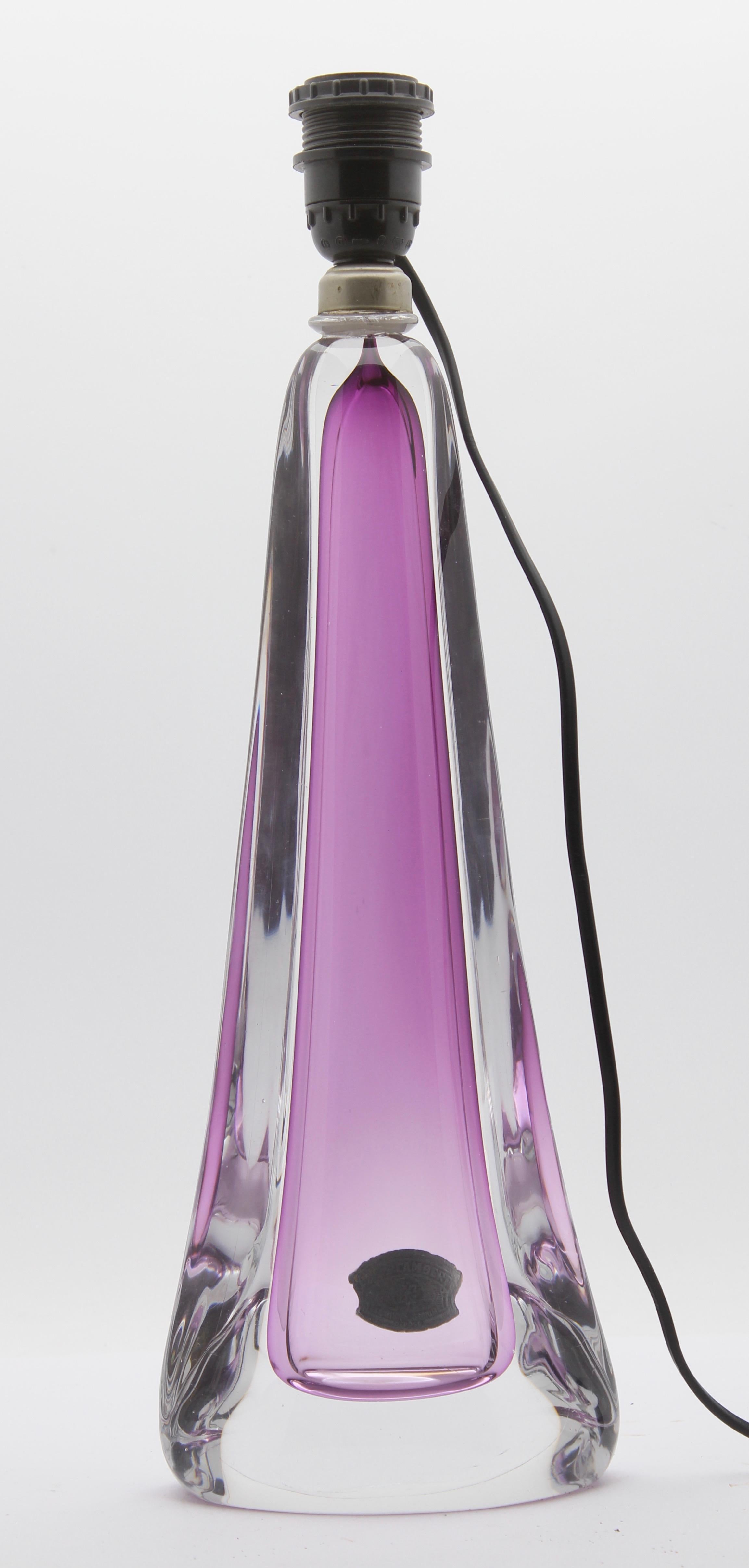 This simple yet dramatic amethyst-colored table lamp is in the largest size (over 18 inches excluding the lamp-fitting and shade).
The colored core in Classic Val Saint Lambert tint has been given a thick Sommerso (clear crystal casing) so that the