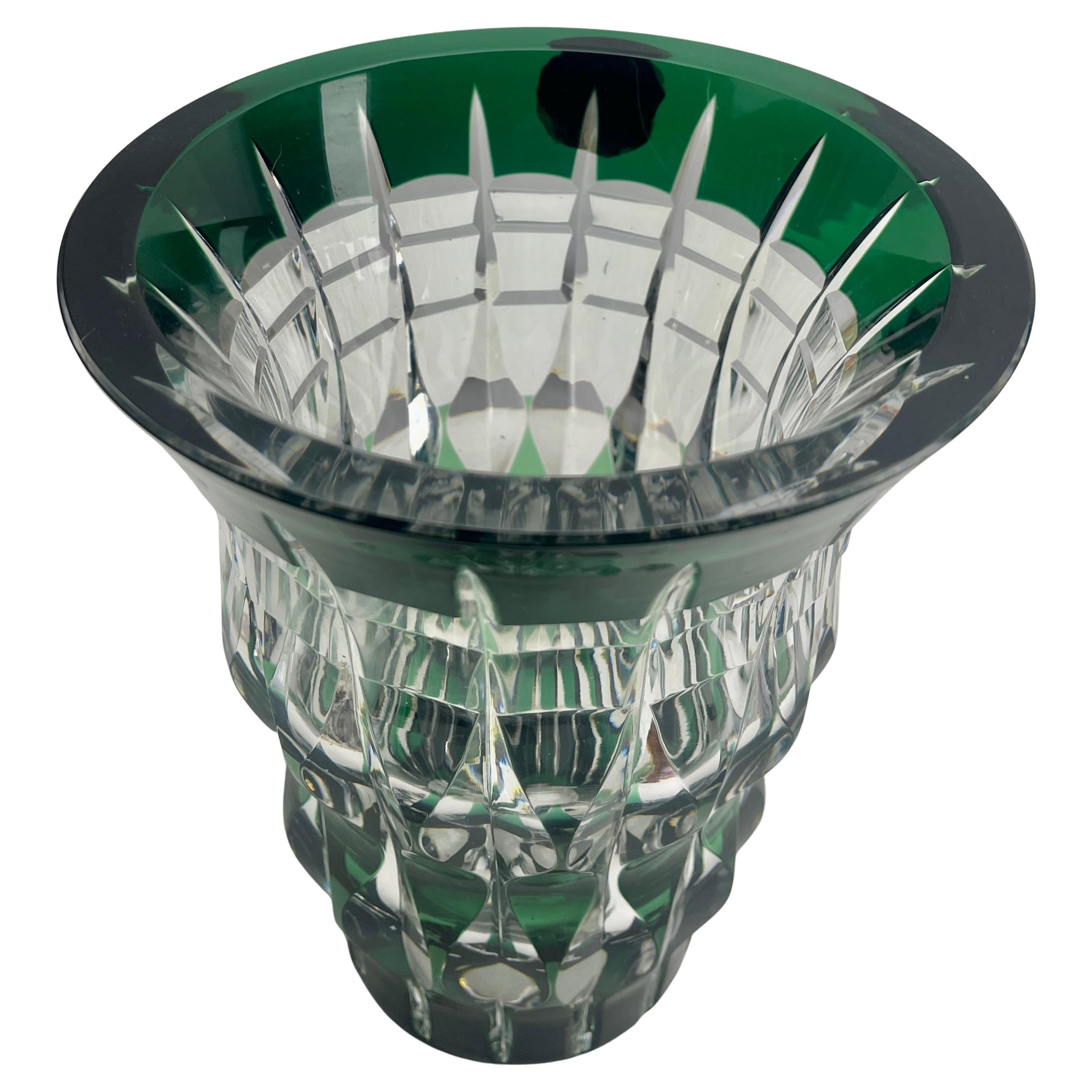 Facetté Val Saint Lambert Label Vase en cristal vert taillé à la main Belgique années 1950 en vente