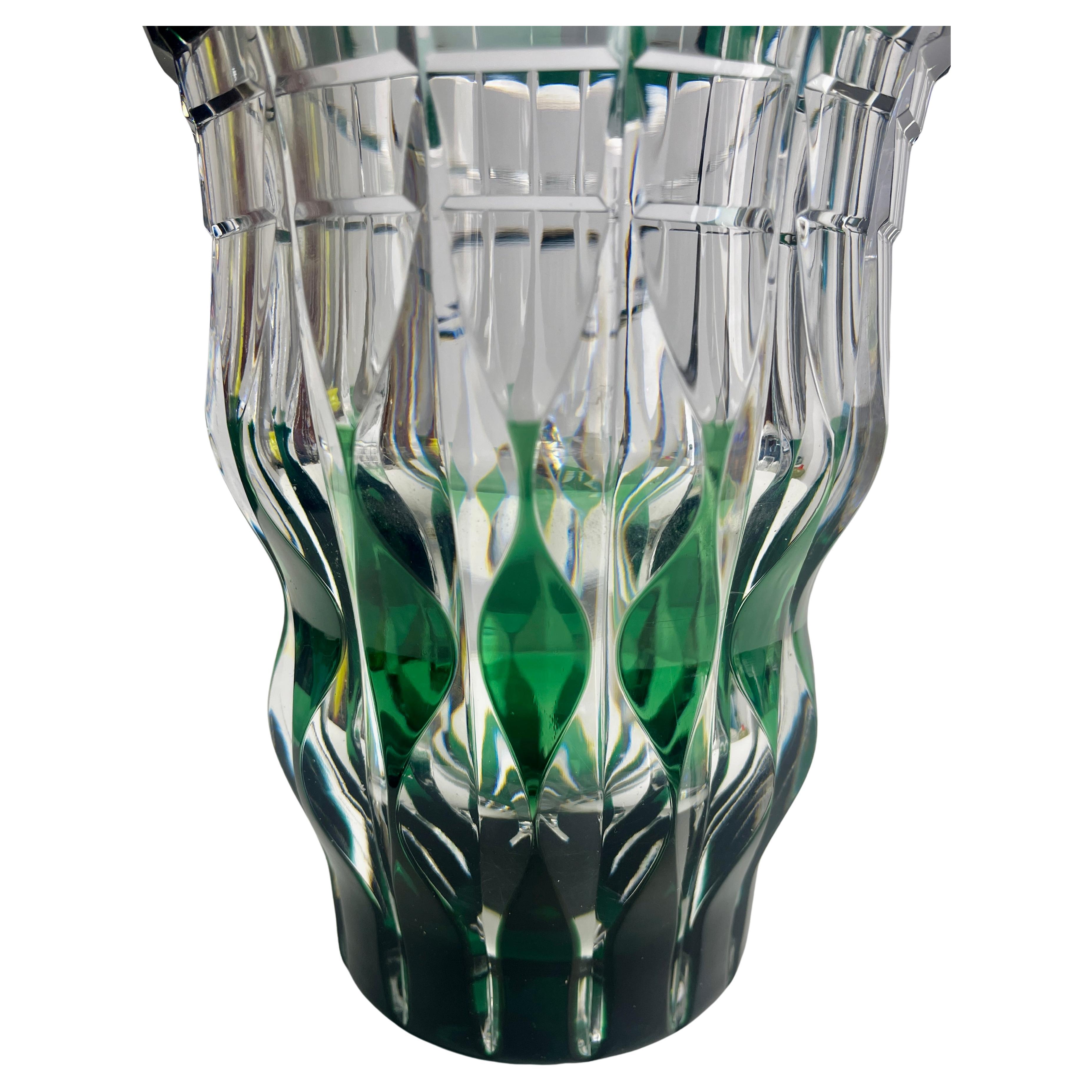 Milieu du XXe siècle Val Saint Lambert Label Vase en cristal vert taillé à la main Belgique années 1950 en vente
