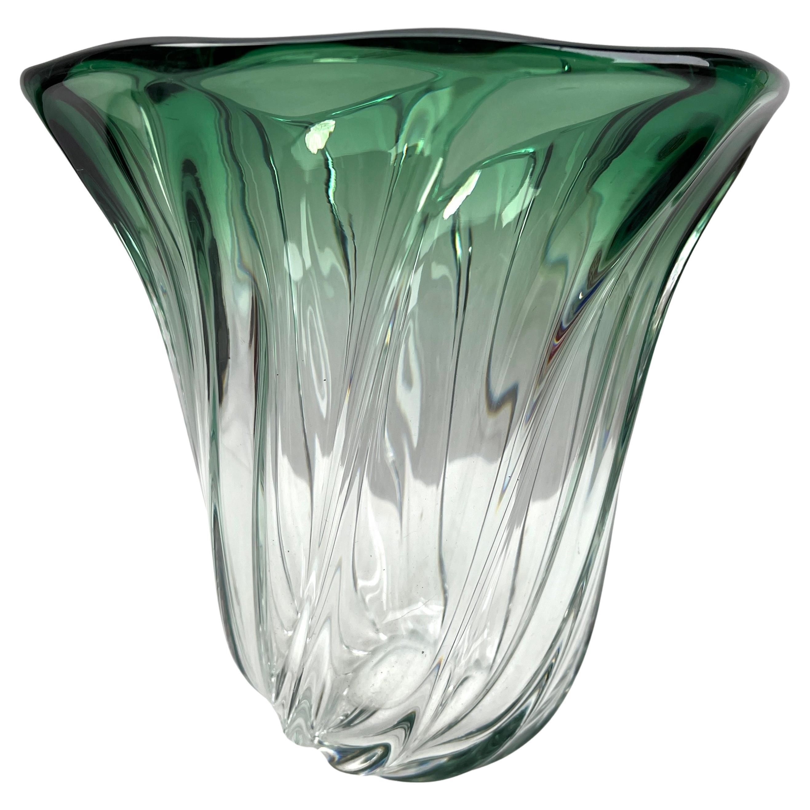 Mid-Century Modern Vase en cristal sculpté au cœur vert, Val Saint Lambert, Label, Belgique en vente