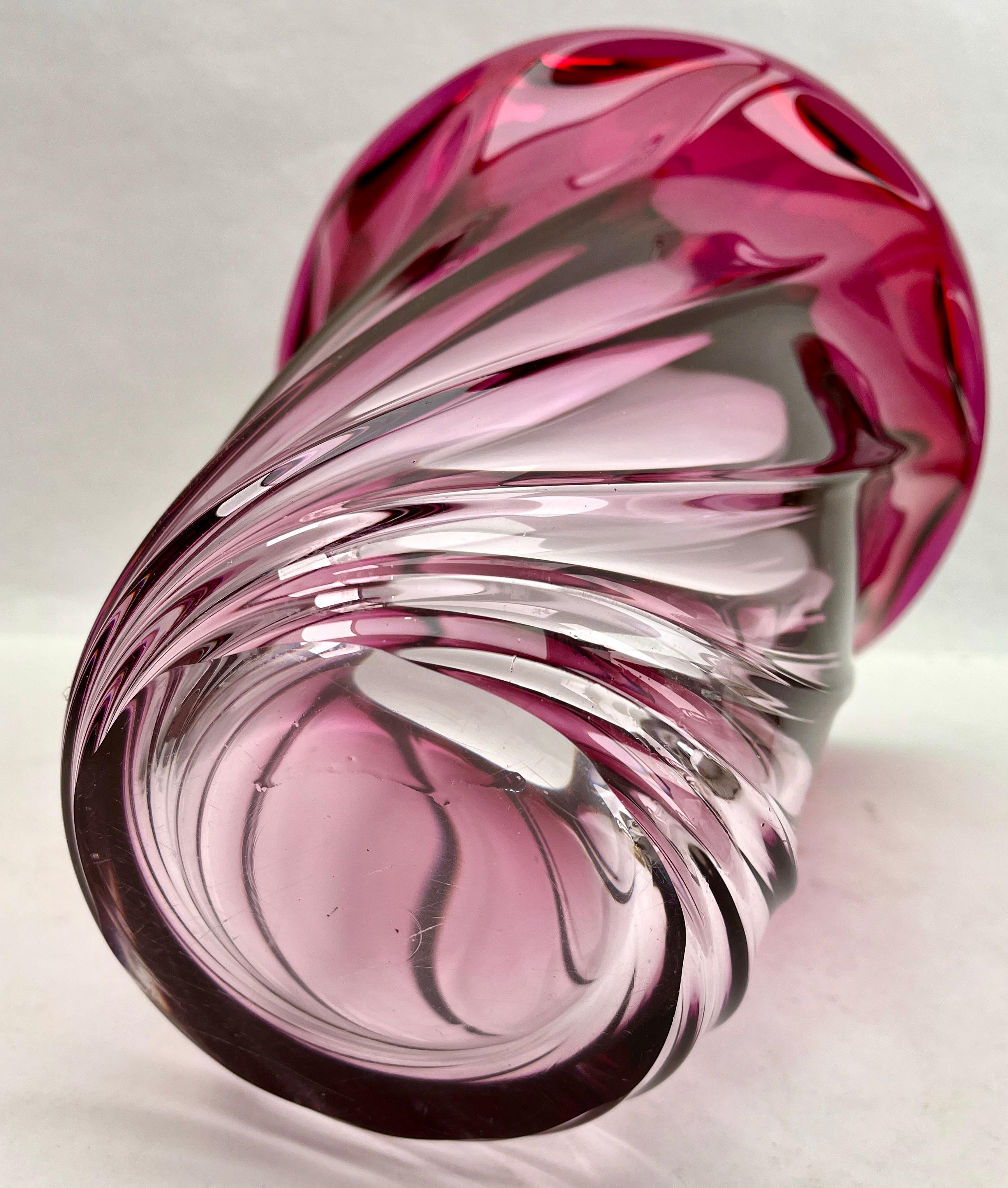 Fait main Vase en cristal sculpté Val Saint Lambert, Label avec cordon d'améthyste, Belgique en vente