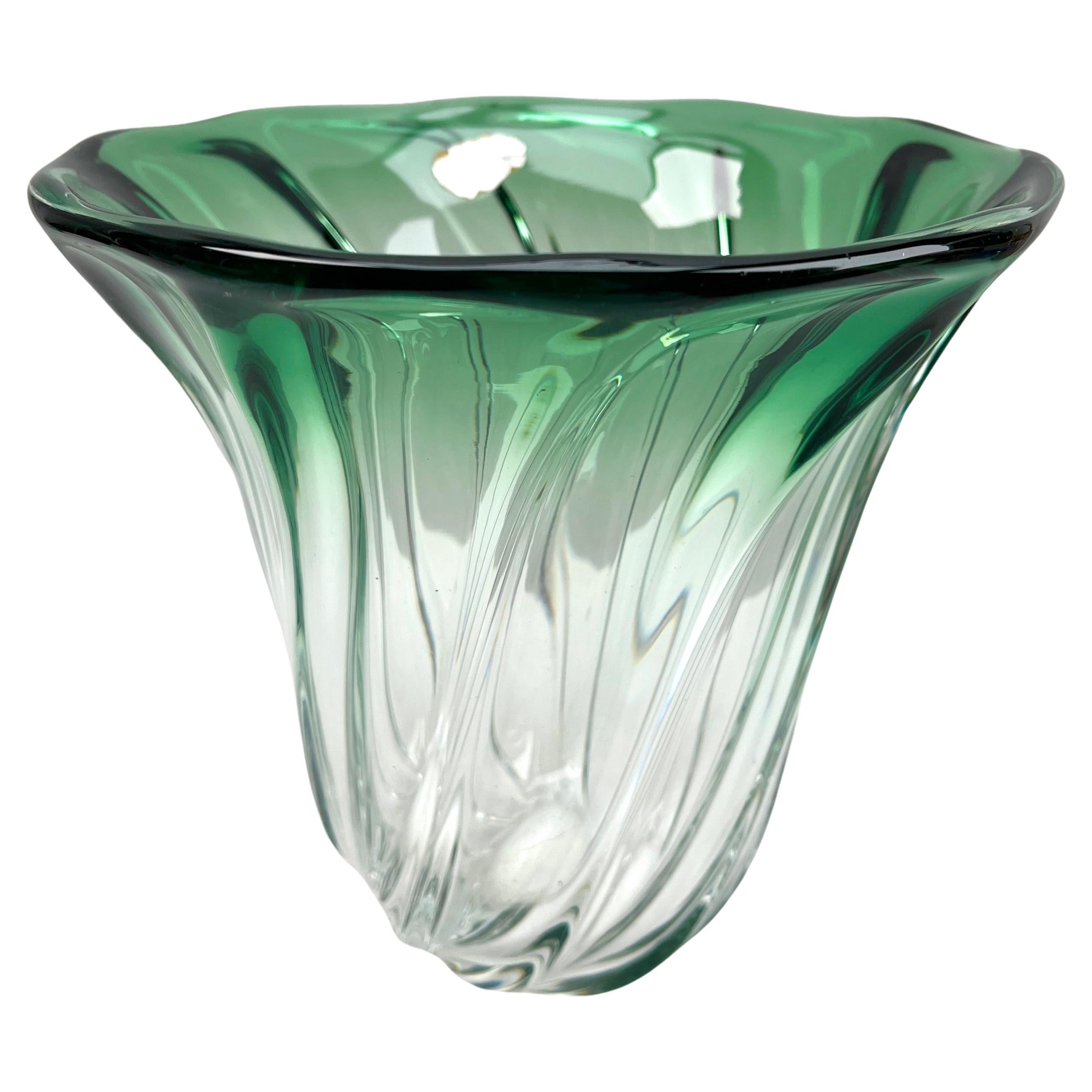 Fait main Vase en cristal sculpté au cœur vert, Val Saint Lambert, Label, Belgique en vente