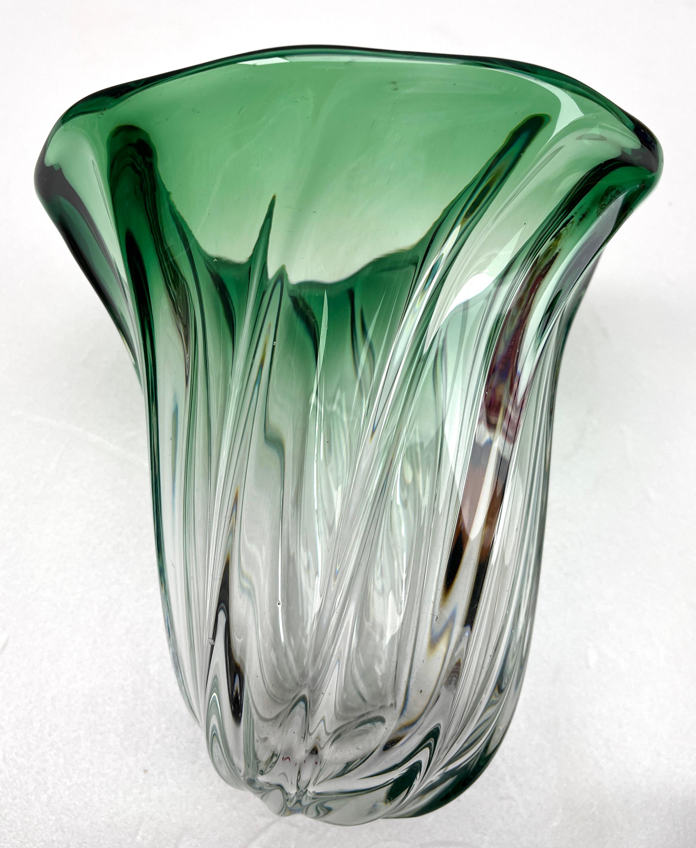 Vase en cristal sculpté au cœur vert, Val Saint Lambert, Label, Belgique Bon état - En vente à Verviers, BE